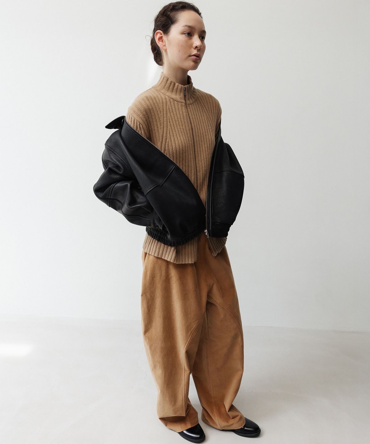 오브헤덴(OPHEDEN) Velvet Corduroy Round Pants (camel)