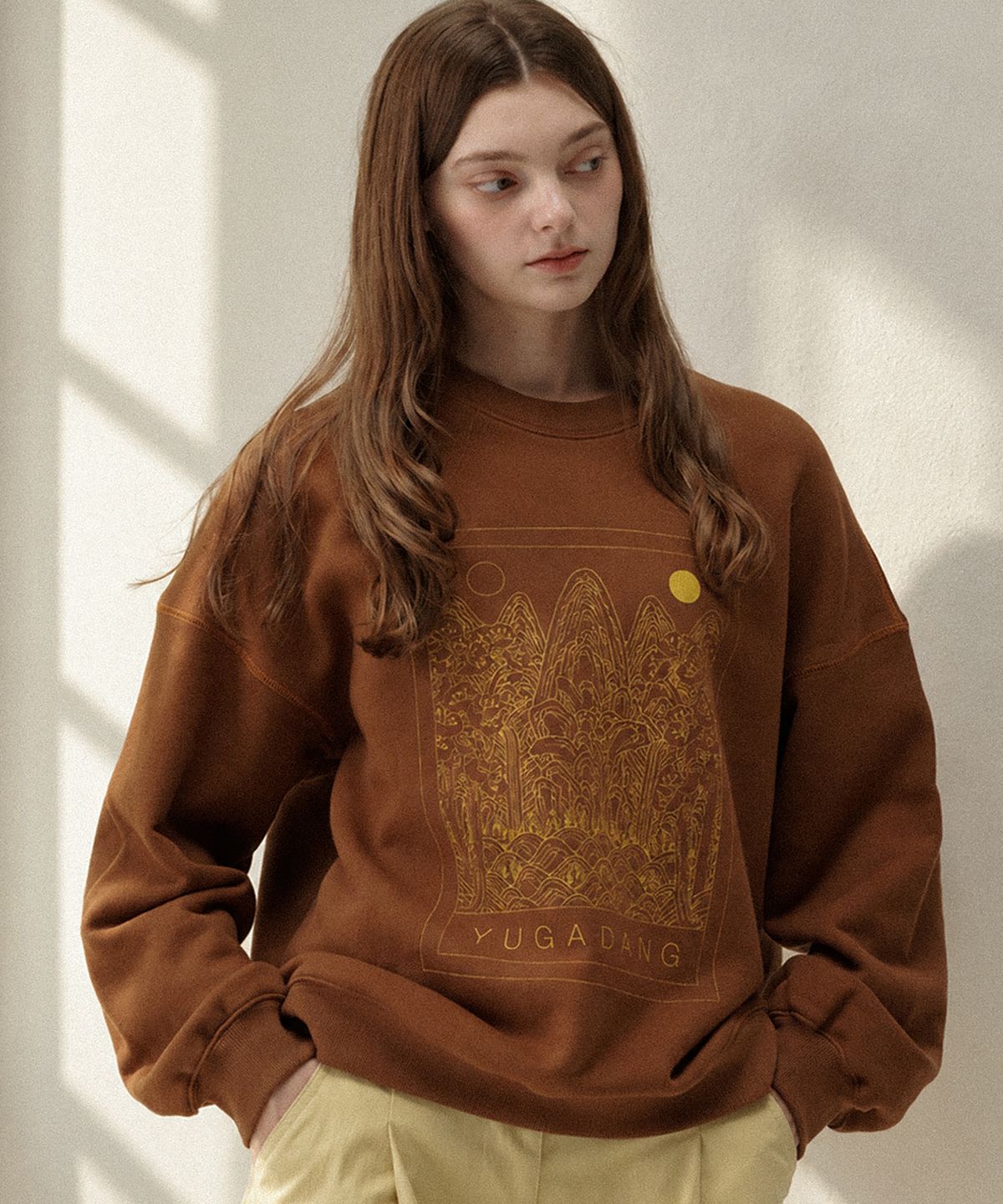 유가당(YUGADANG) Sun,moon and five peaks sweatshirt_camel brown 일월오봉도 스웻셔츠_카멜브라운
