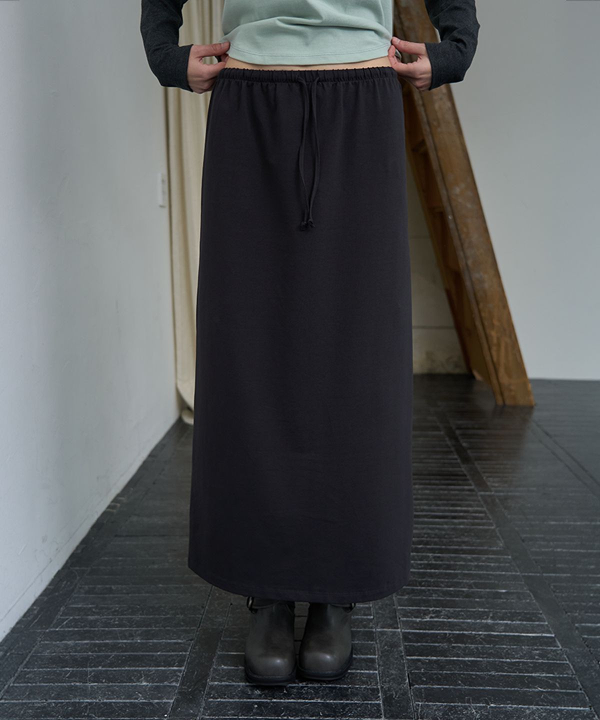 무드무스(MOODMOOSE) MISSION SKIRT CHARCOAL [MMFA1SK39CH]