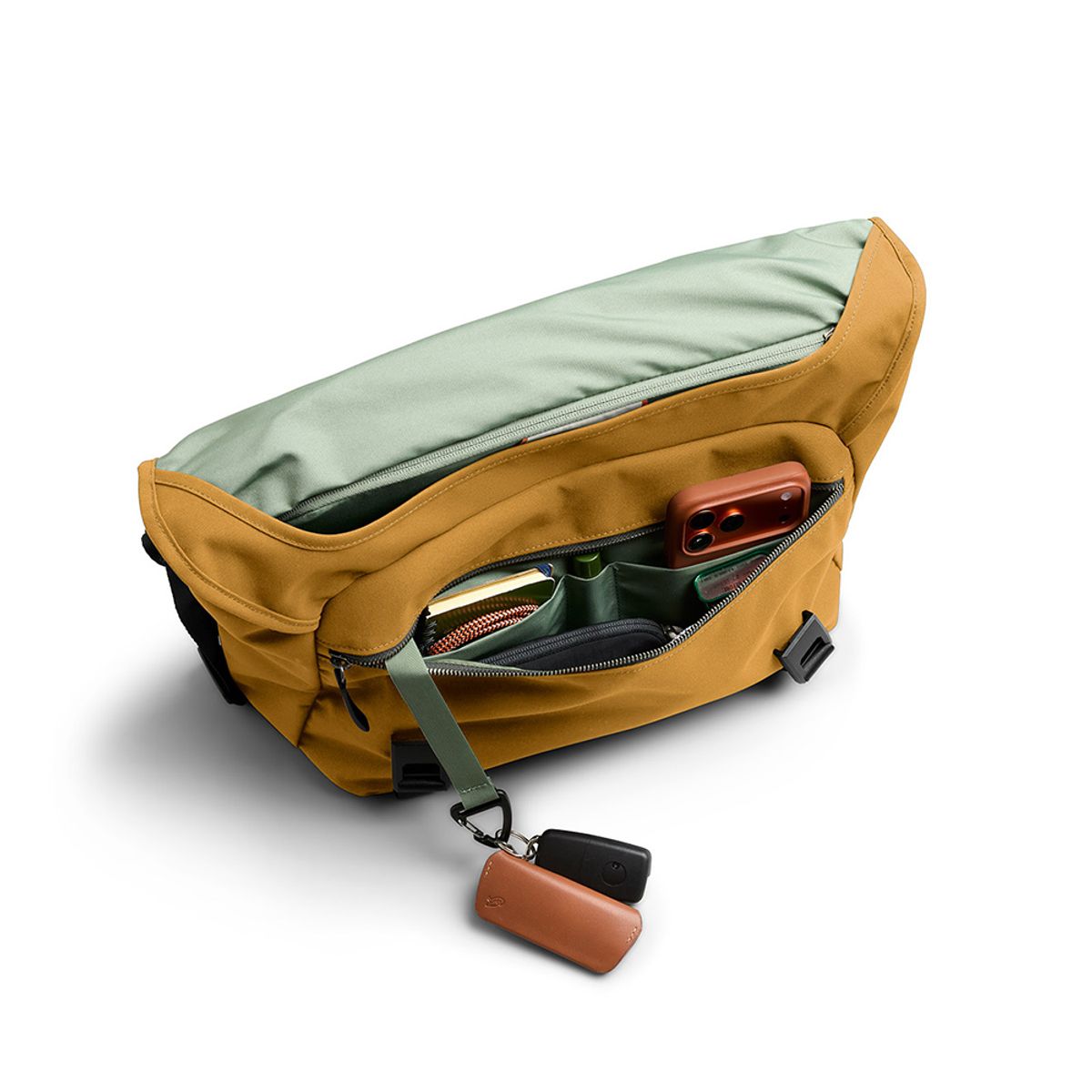 벨로이(BELLROY) 클래식 메신저백 13L(BCYA-CML-244) - 카멜