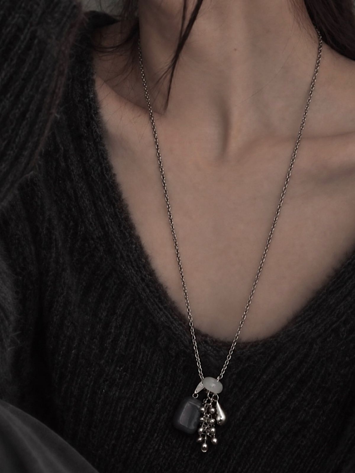 아포엠(APOEM) Smoky Ash Drop Necklace
