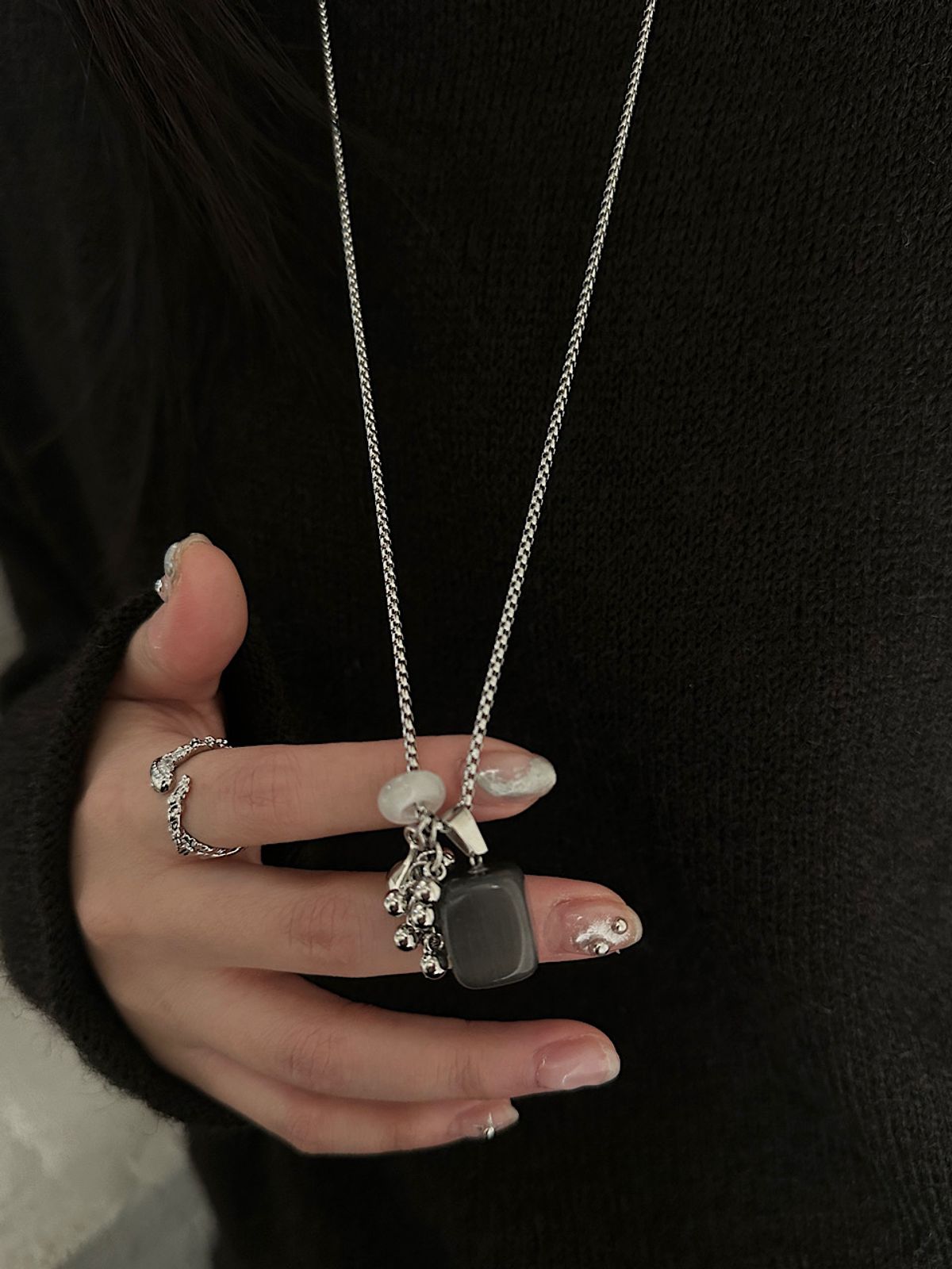 아포엠(APOEM) Smoky Ash Drop Necklace