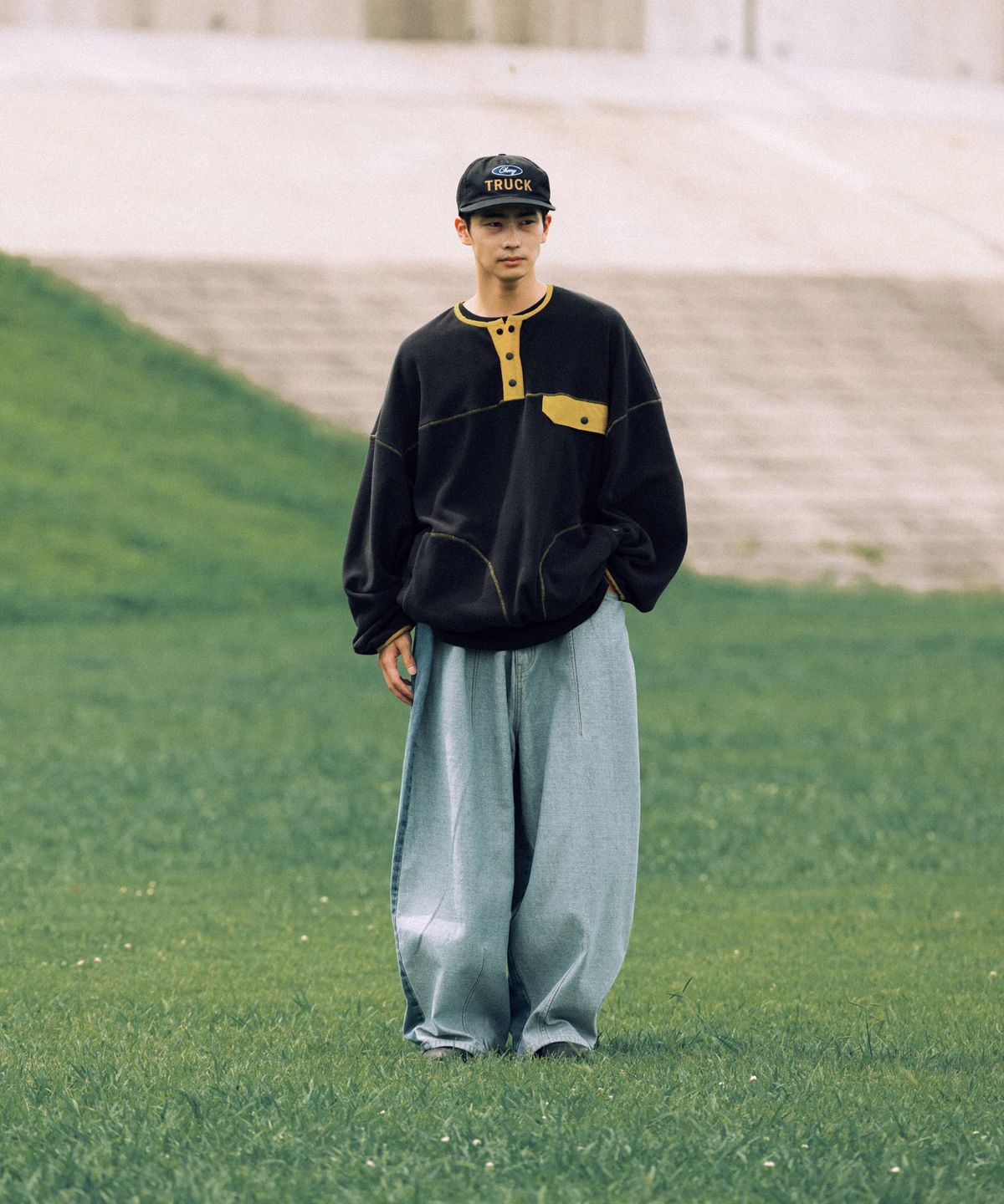 앵글런(ANGLAN) Two-Tone Fleece Pullover - Black