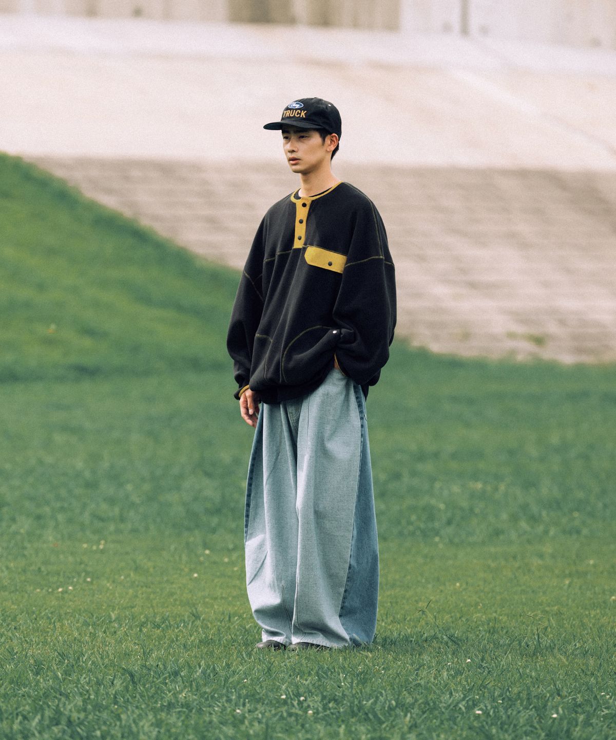 앵글런(ANGLAN) Two-Tone Fleece Pullover - Black