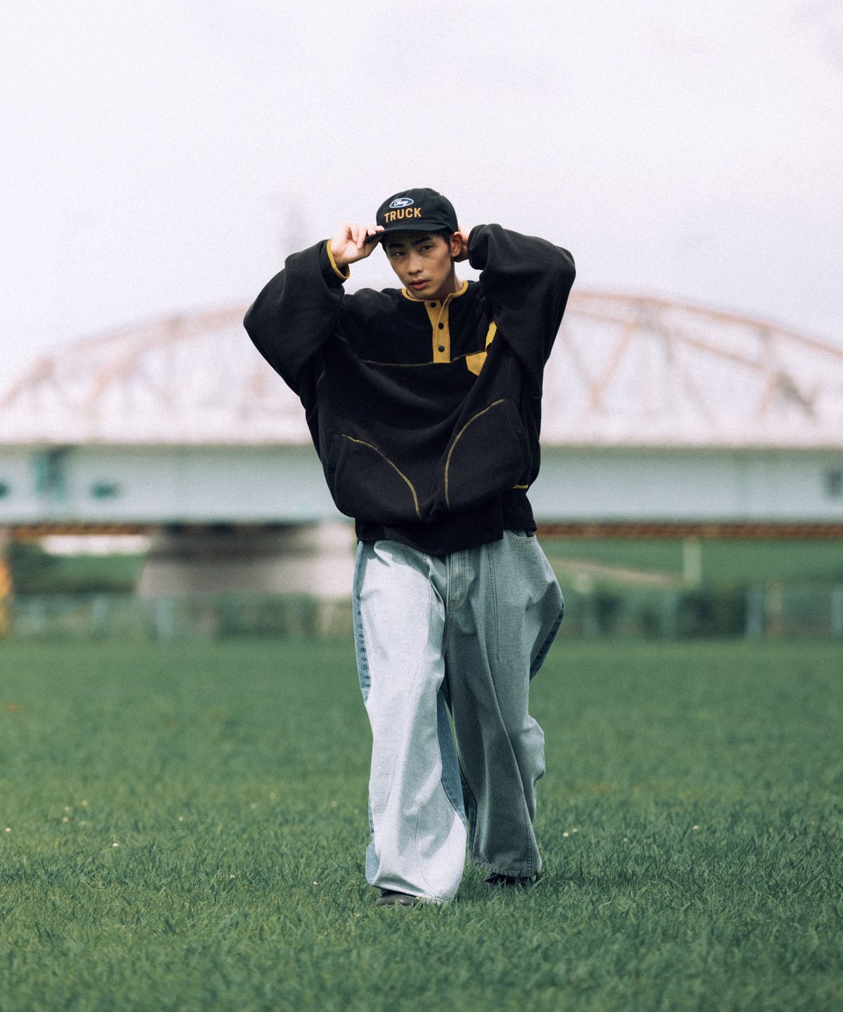 앵글런(ANGLAN) Two-Tone Fleece Pullover - Black