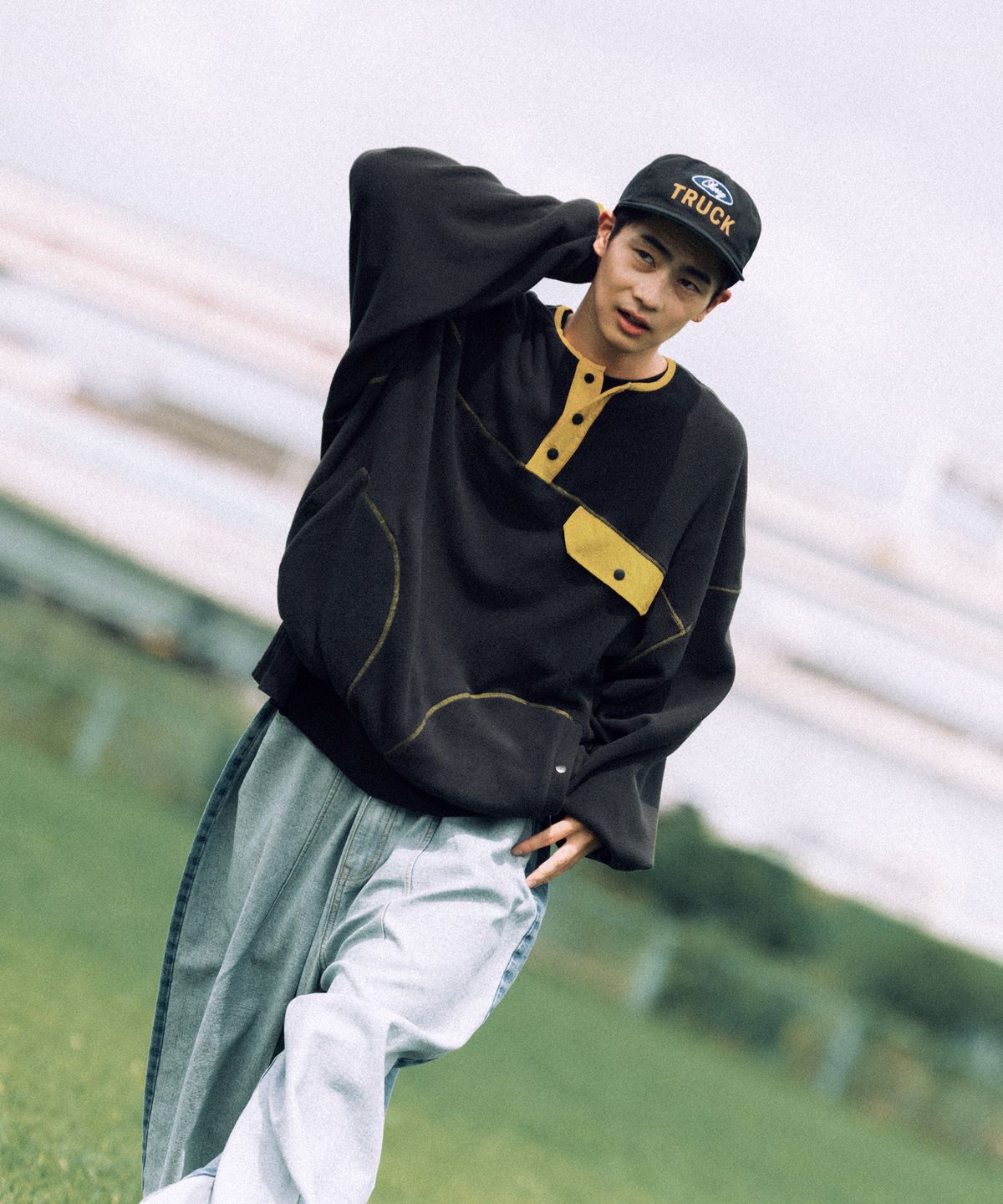 앵글런(ANGLAN) Two-Tone Fleece Pullover - Black