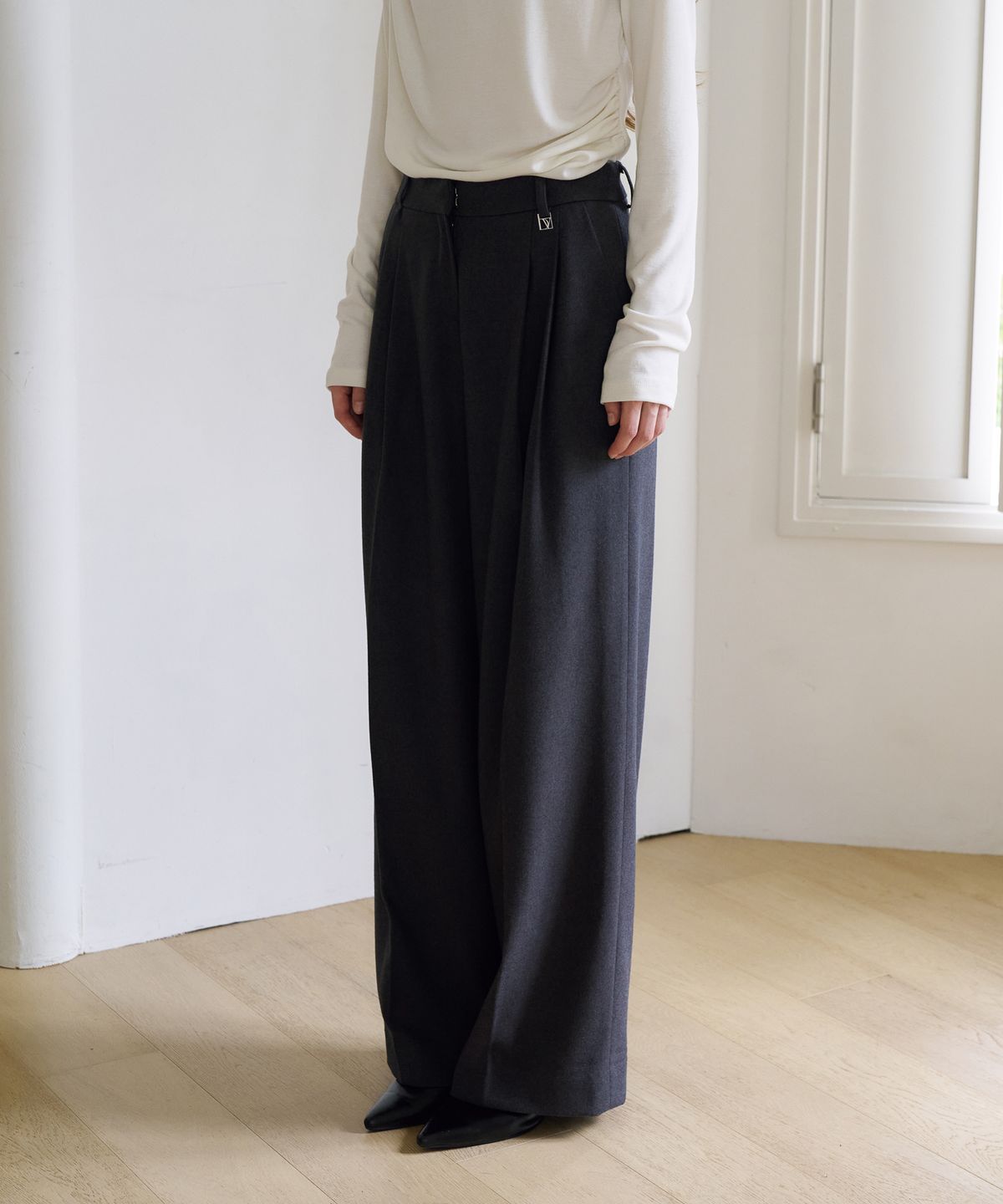 드헤베(DEHEVE) Two-Tuck Relaxed Pants [Charcoal]