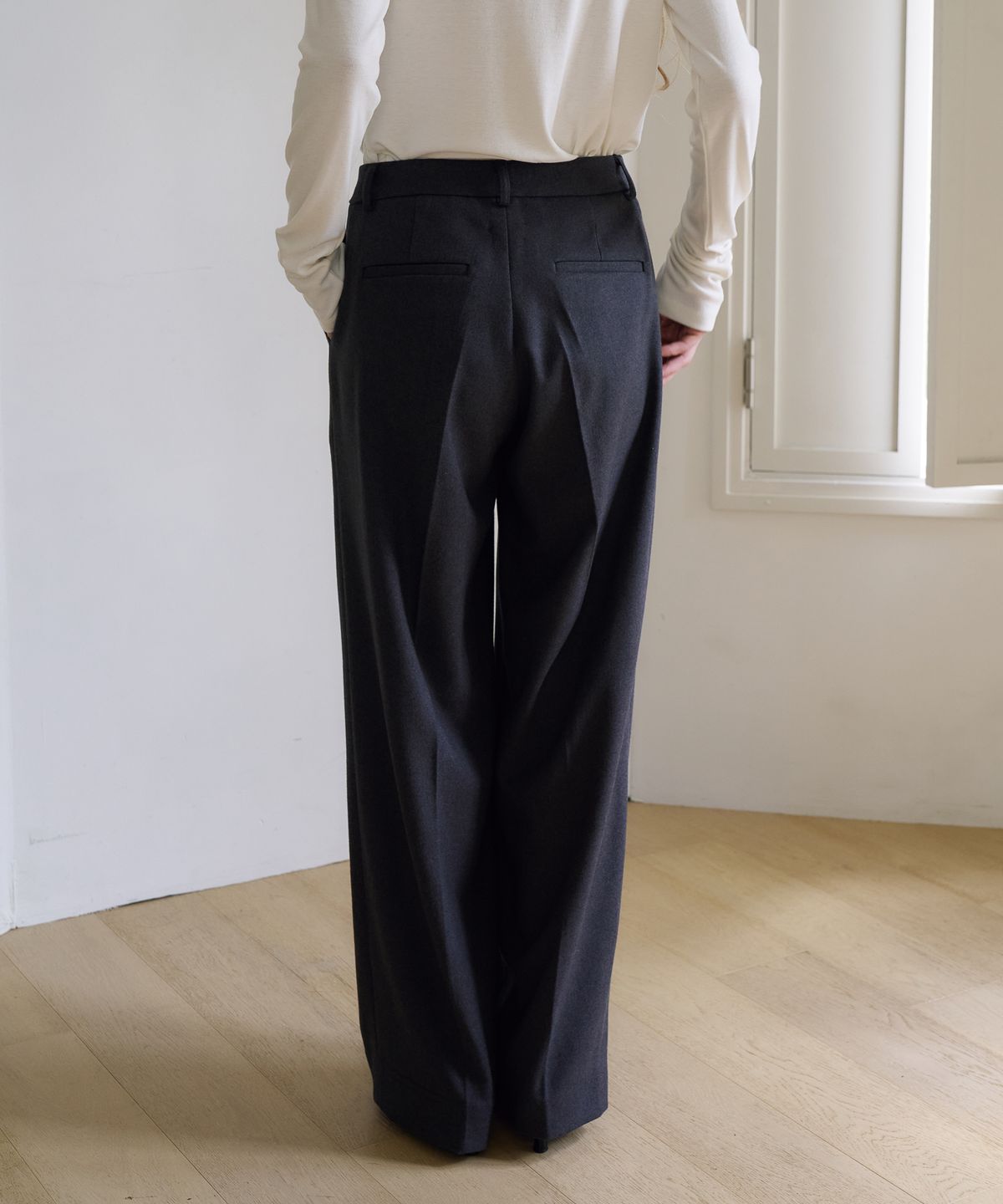 드헤베(DEHEVE) Two-Tuck Relaxed Pants [Charcoal]