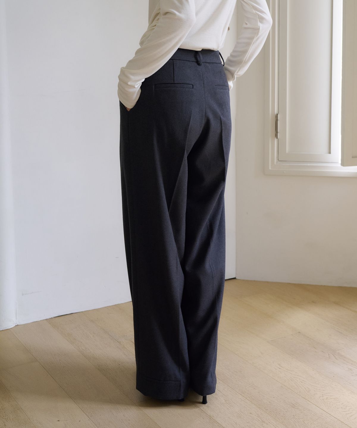 드헤베(DEHEVE) Two-Tuck Relaxed Pants [Charcoal]