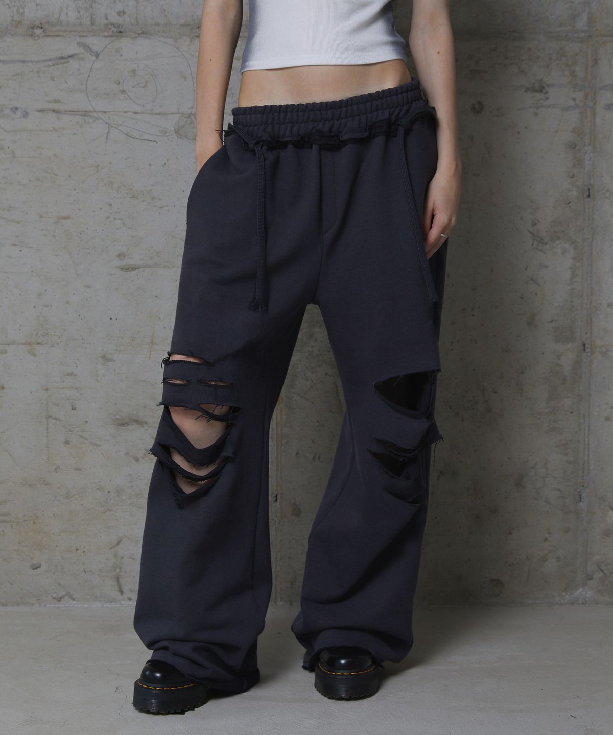 분트(VOONT) Distressed Wide Pants (DARK GRAY)