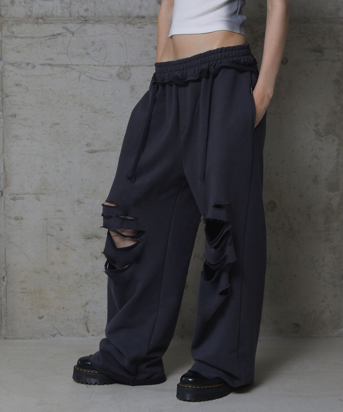분트(VOONT) Distressed Wide Pants (DARK GRAY)
