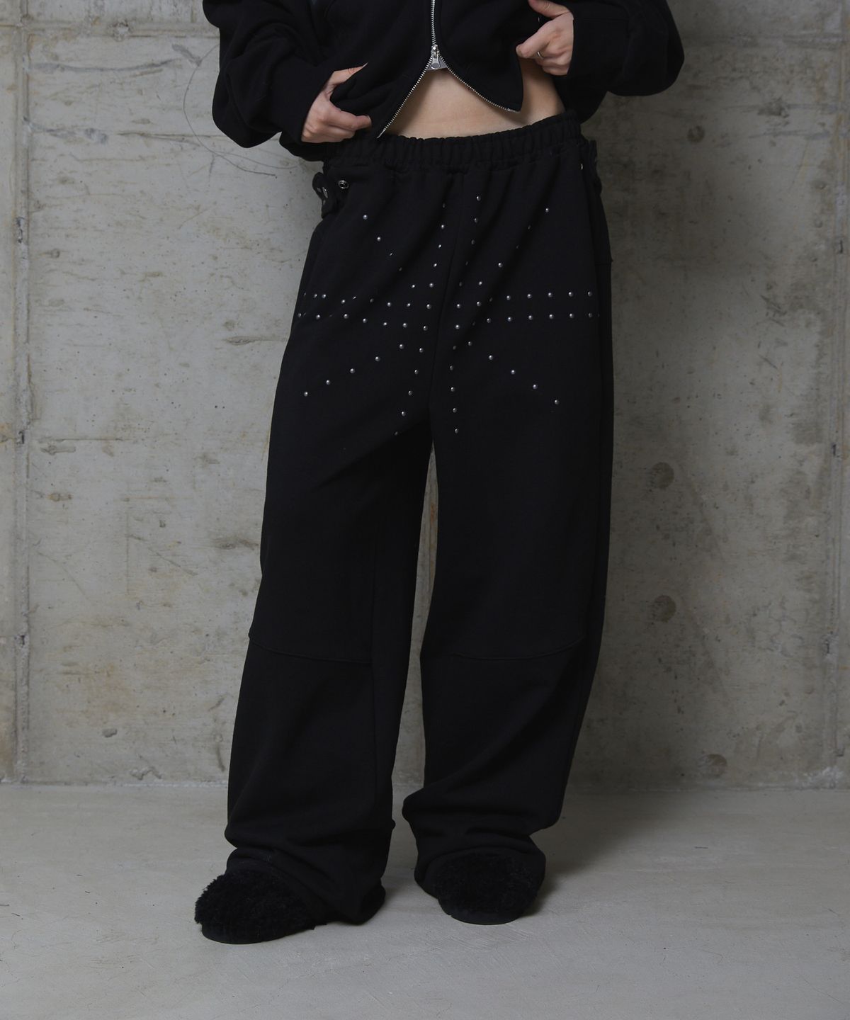 분트(VOONT) Studded Strap Sweat Pants (BLACK)