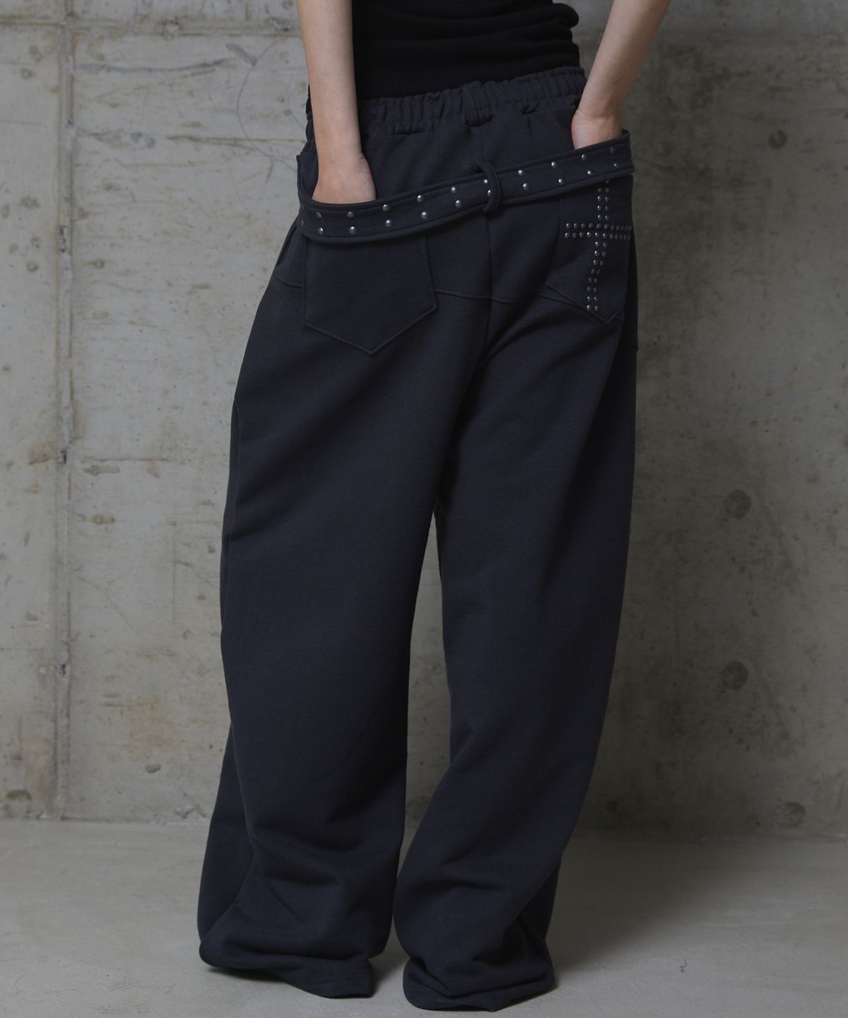 분트(VOONT) Studded Strap Sweat Pants (DARK GRAY)
