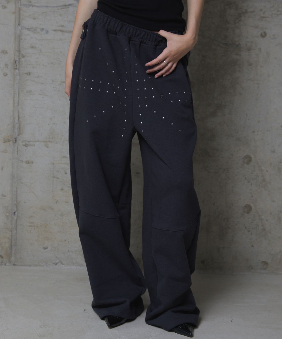 분트(VOONT) Studded Strap Sweat Pants (DARK GRAY)