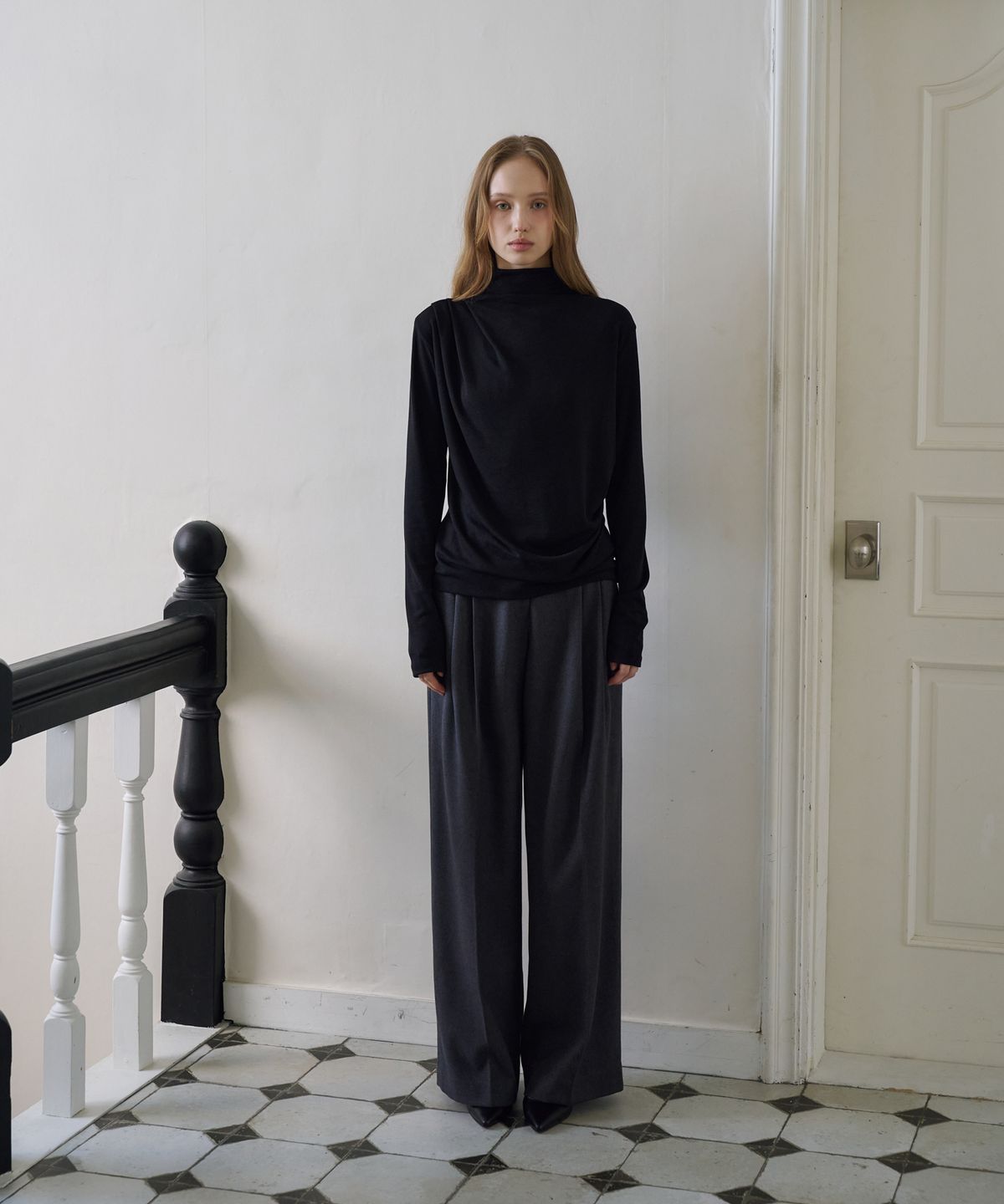 드헤베(DEHEVE) Draped Turtleneck T-Shirt [Black]