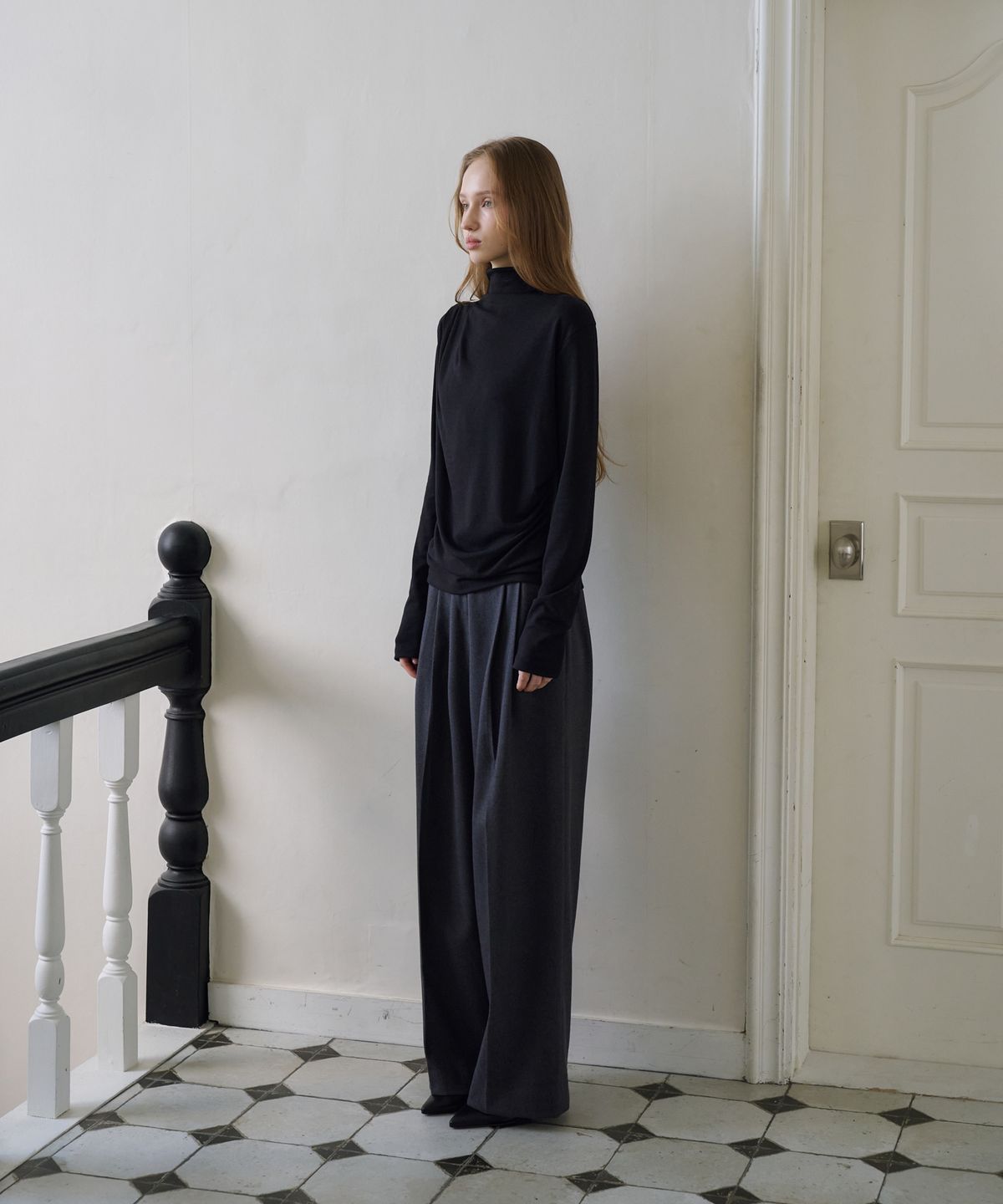 드헤베(DEHEVE) Draped Turtleneck T-Shirt [Black]