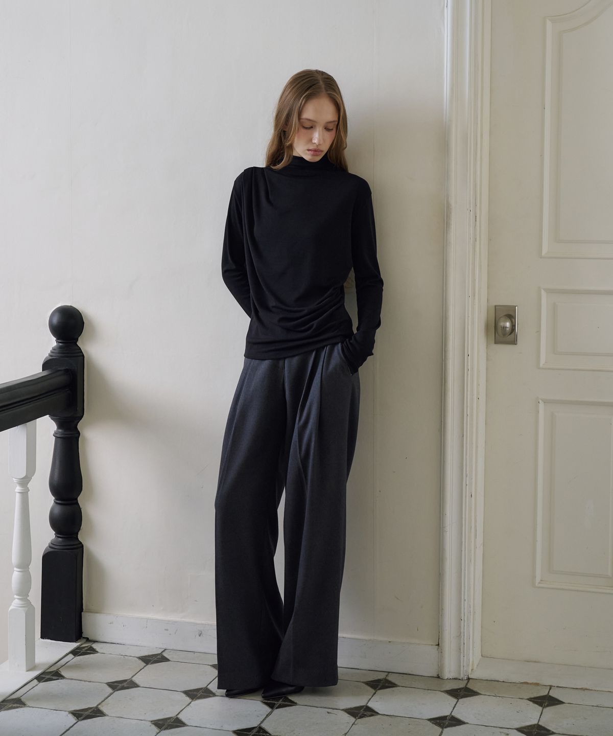 드헤베(DEHEVE) Draped Turtleneck T-Shirt [Black]