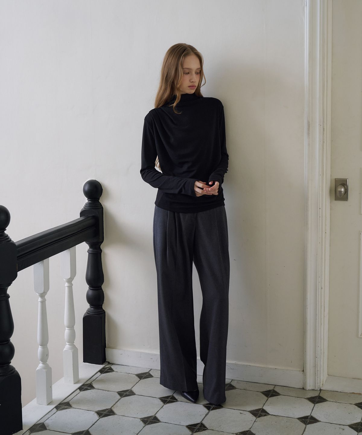 드헤베(DEHEVE) Draped Turtleneck T-Shirt [Black]