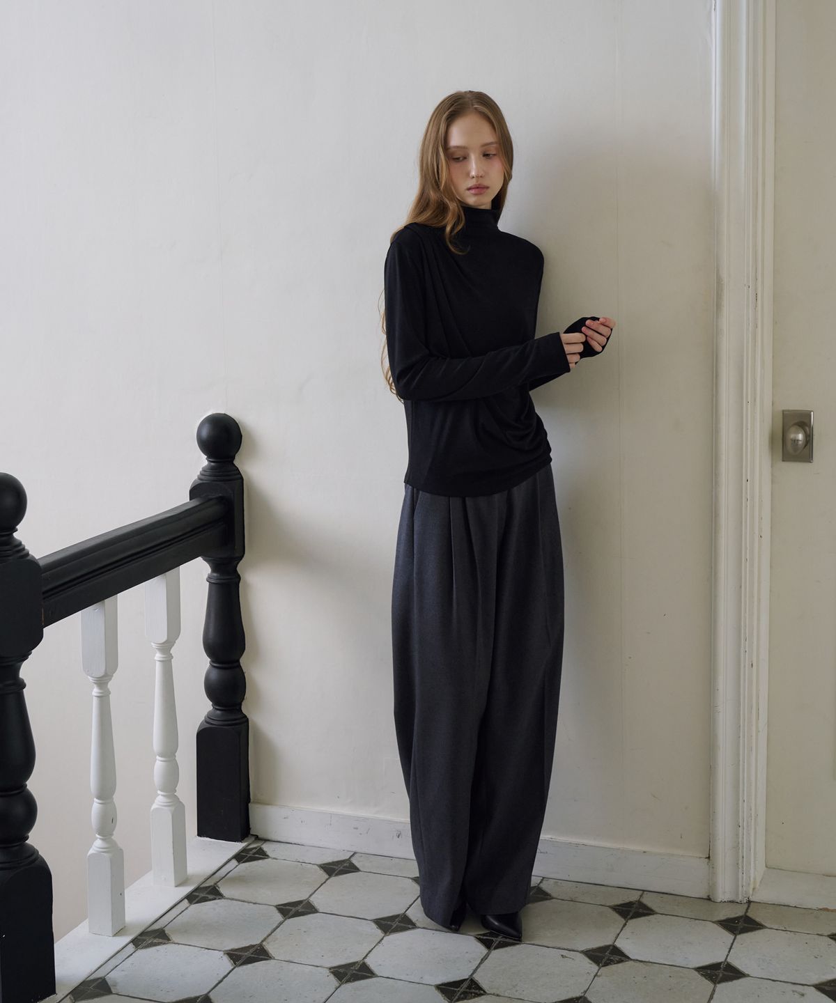 드헤베(DEHEVE) Draped Turtleneck T-Shirt [Black]