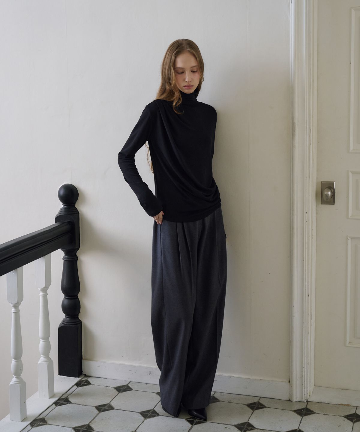 드헤베(DEHEVE) Draped Turtleneck T-Shirt [Black]