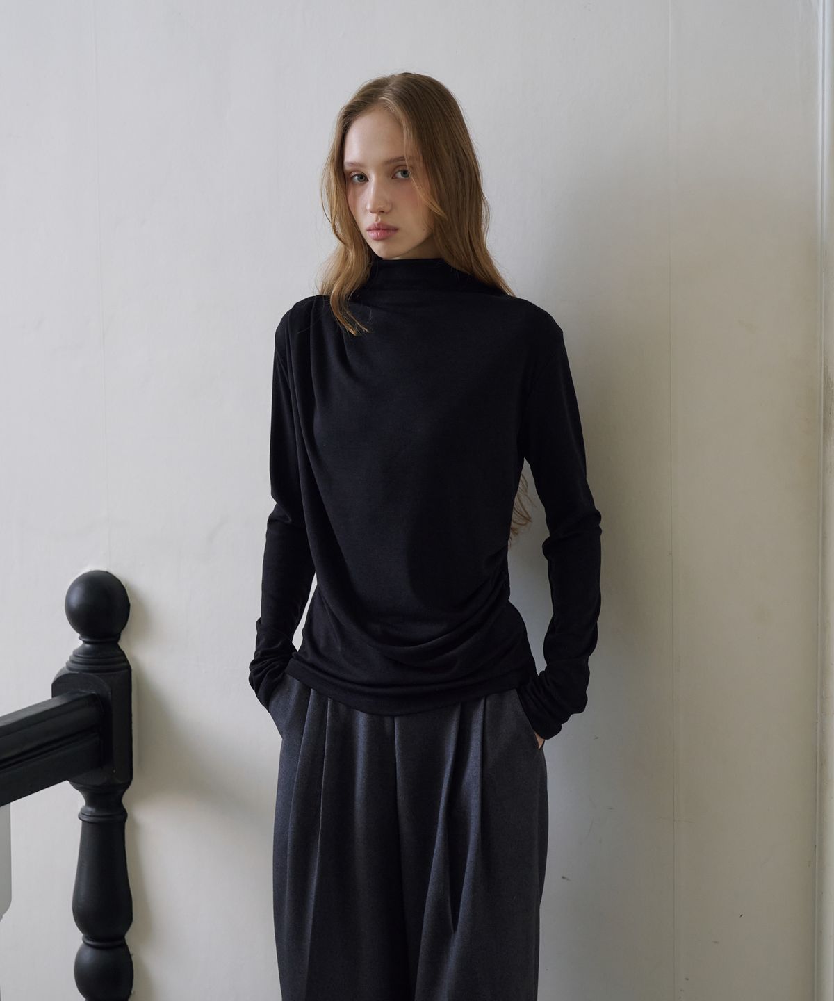 드헤베(DEHEVE) Draped Turtleneck T-Shirt [Black]