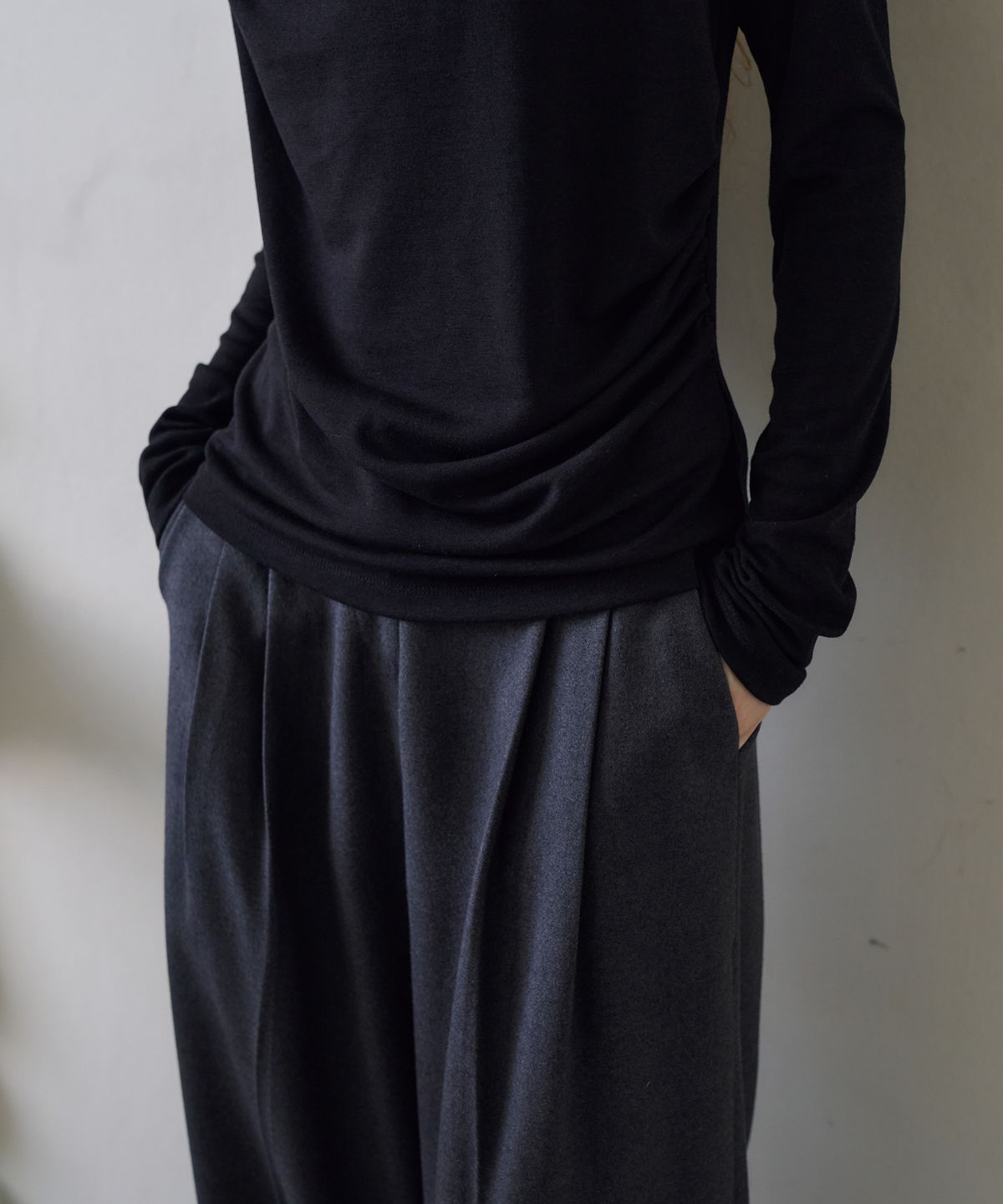 드헤베(DEHEVE) Draped Turtleneck T-Shirt [Black]