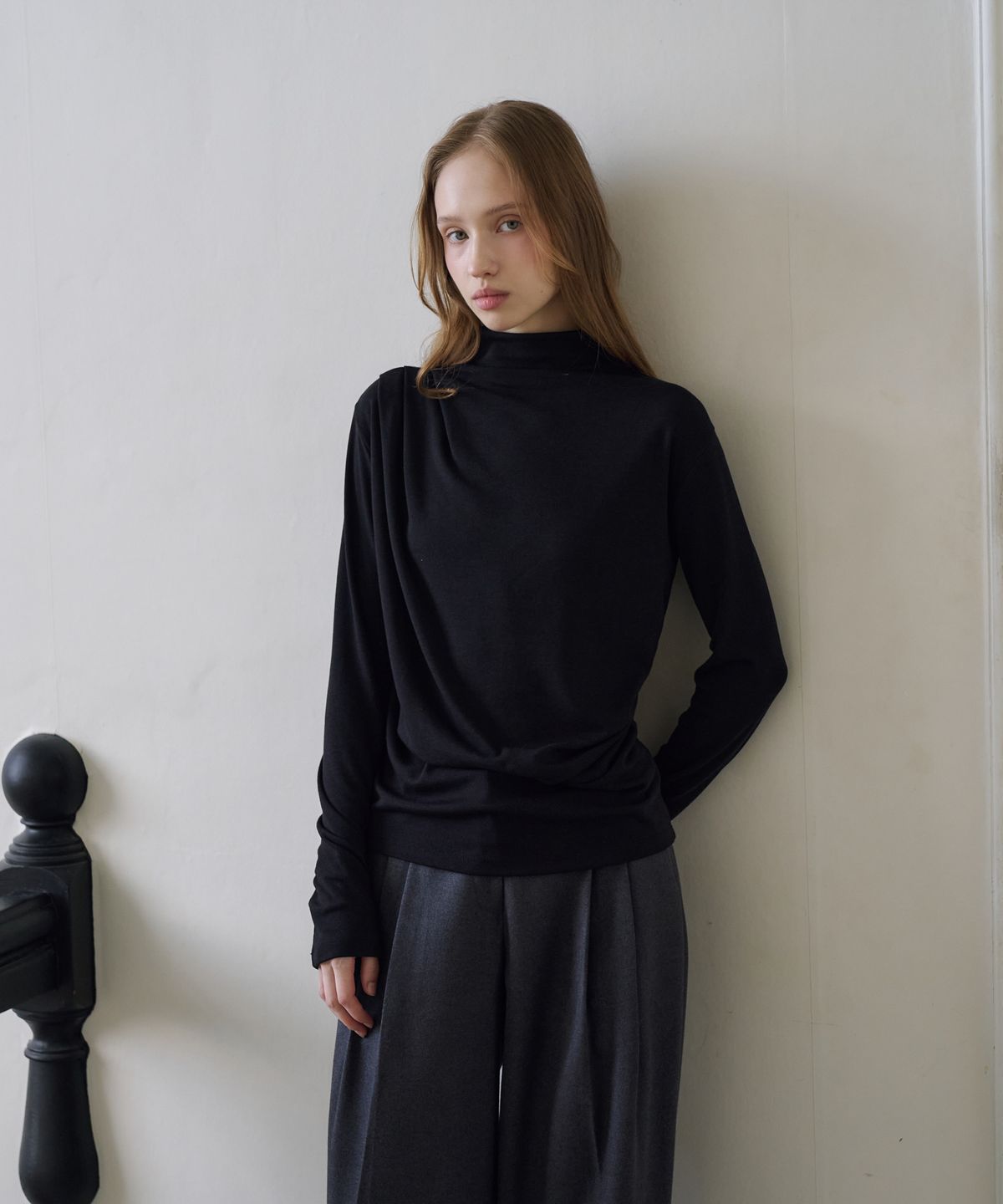드헤베(DEHEVE) Draped Turtleneck T-Shirt [Black]