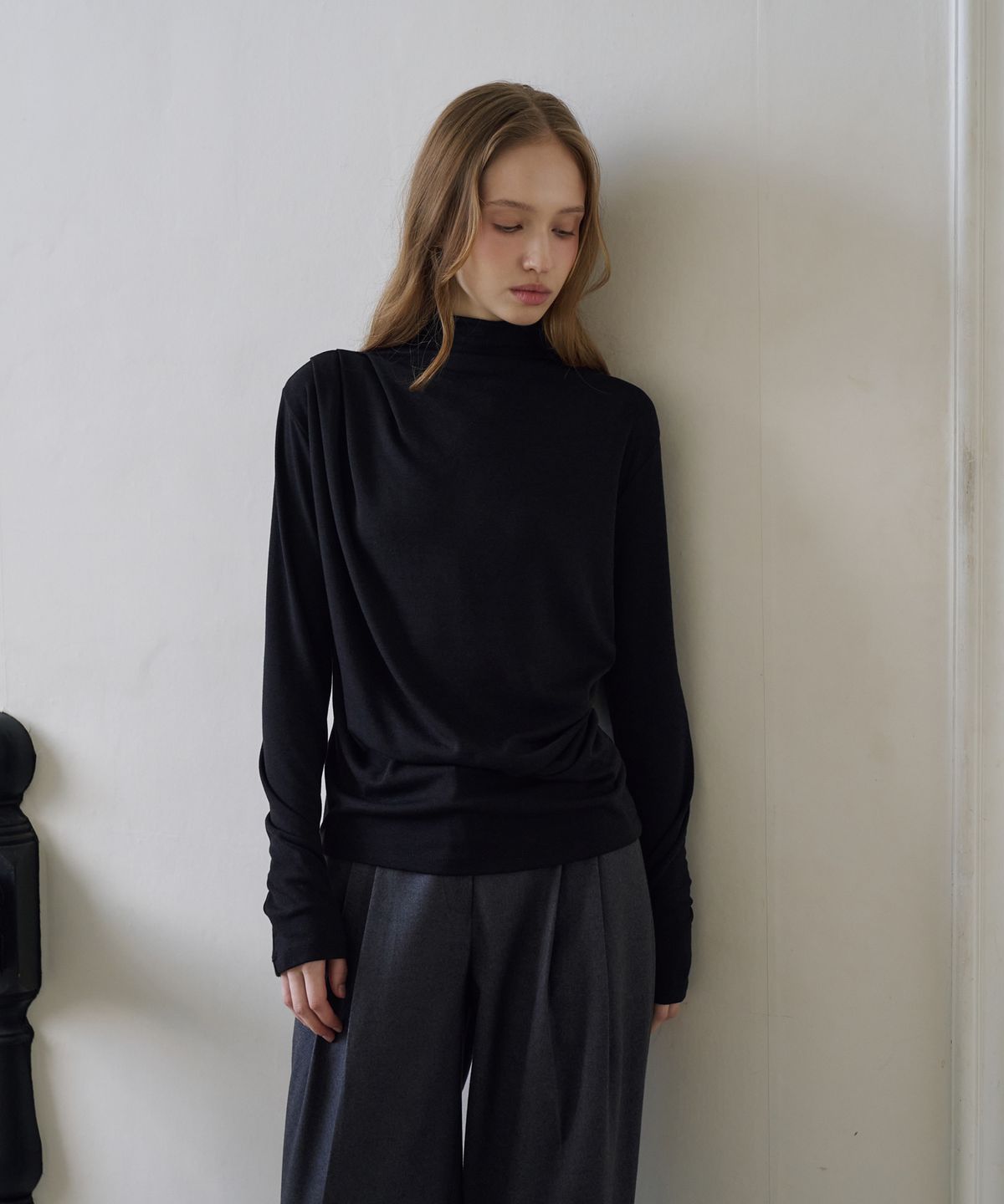 드헤베(DEHEVE) Draped Turtleneck T-Shirt [Black]