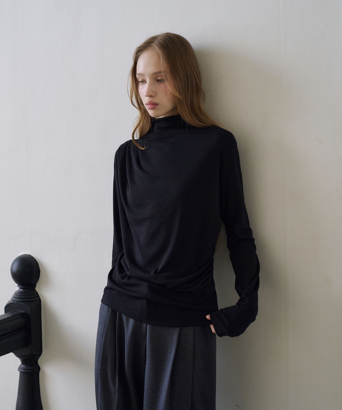 드헤베(DEHEVE) Draped Turtleneck T-Shirt [Black]