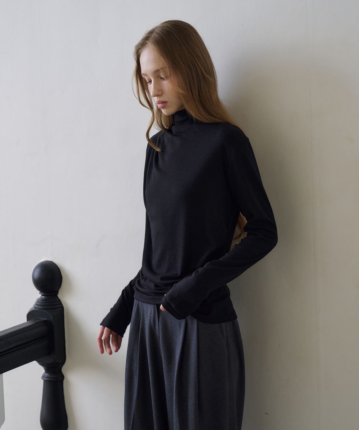 드헤베(DEHEVE) Draped Turtleneck T-Shirt [Black]
