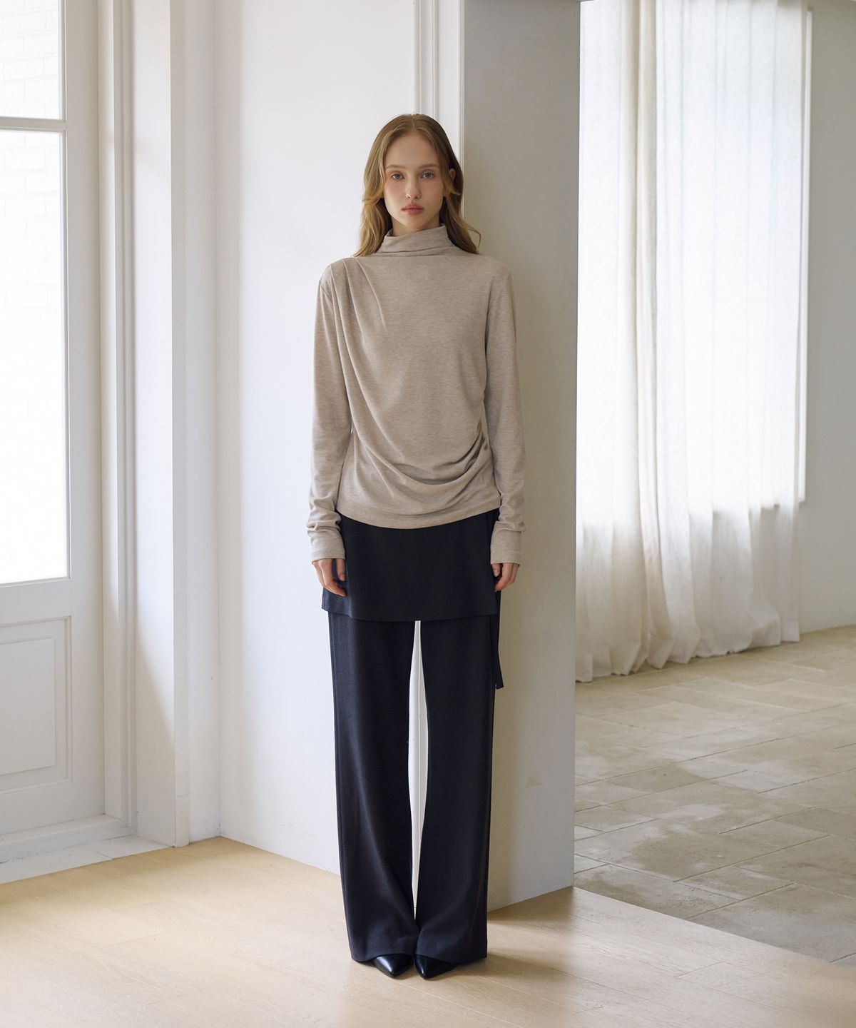드헤베(DEHEVE) Draped Turtleneck T-Shirt [Beige]
