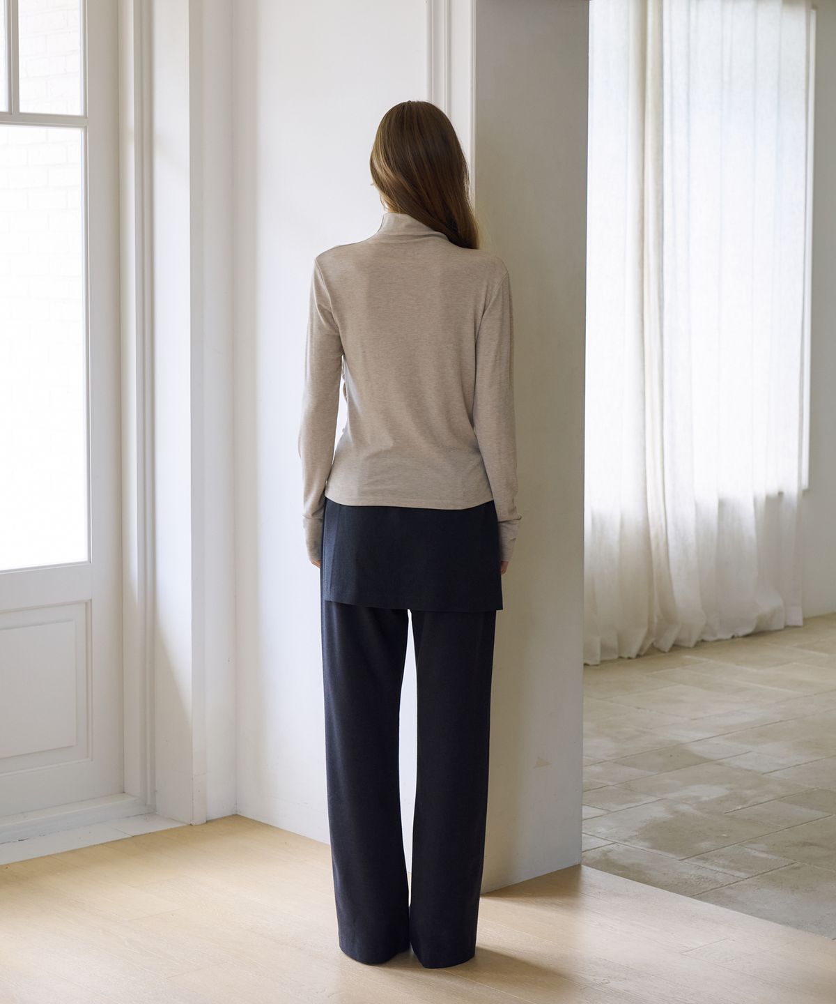 드헤베(DEHEVE) Draped Turtleneck T-Shirt [Beige]