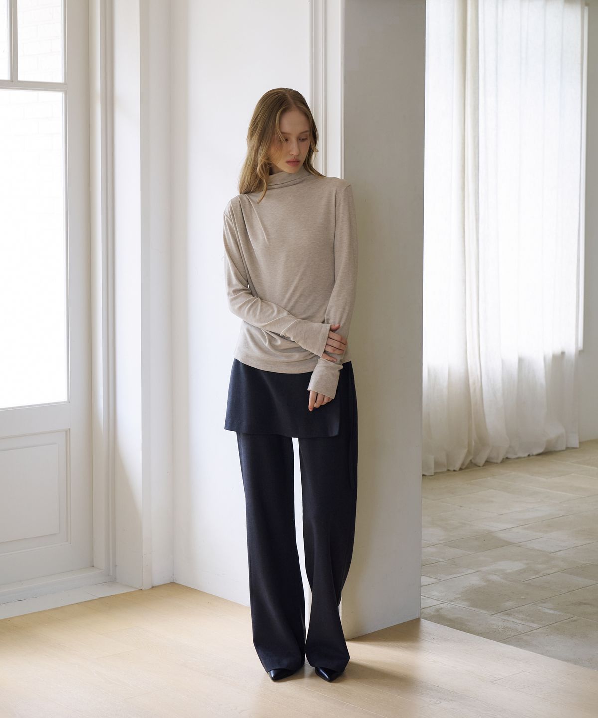 드헤베(DEHEVE) Draped Turtleneck T-Shirt [Beige]