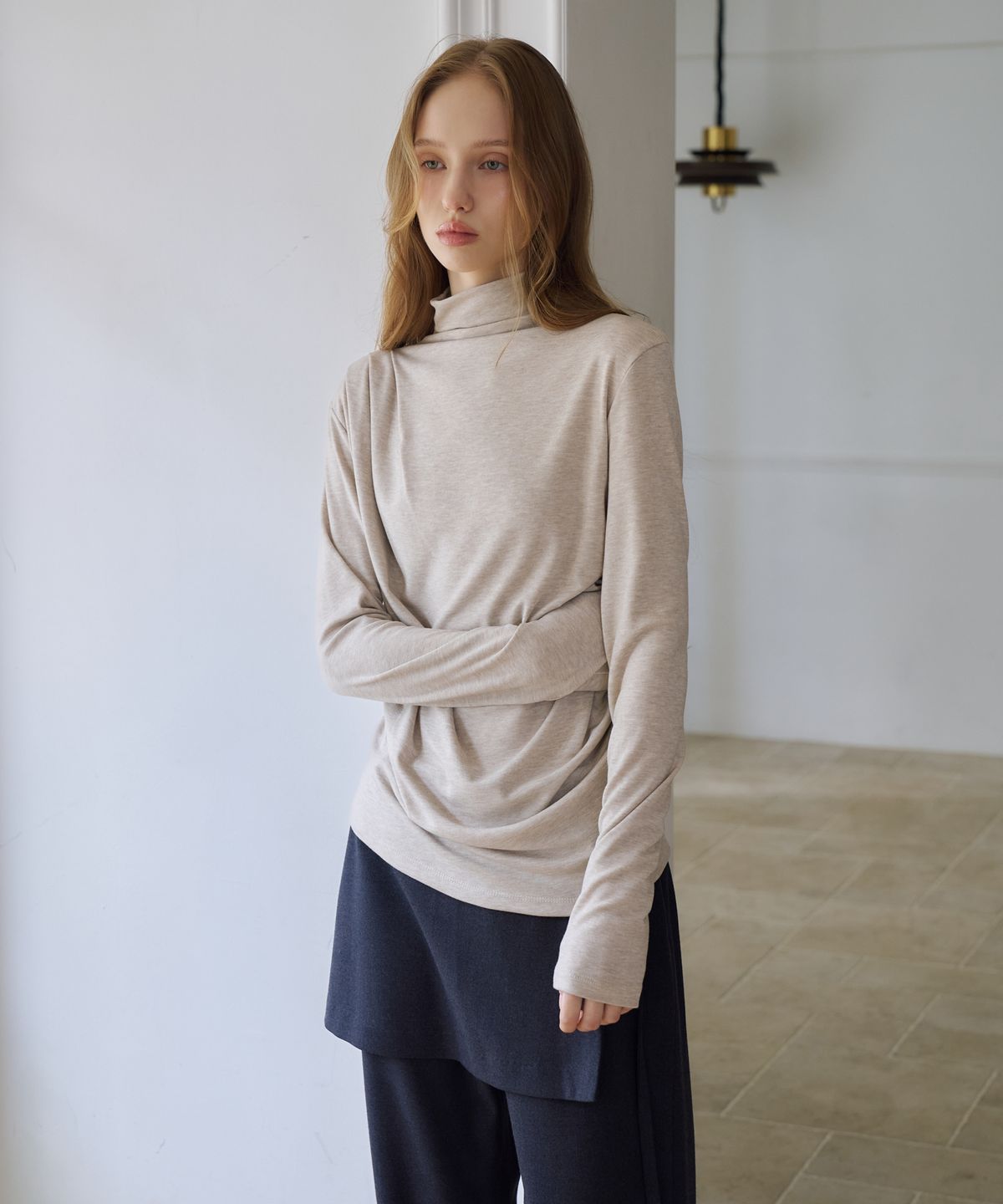 드헤베(DEHEVE) Draped Turtleneck T-Shirt [Beige]