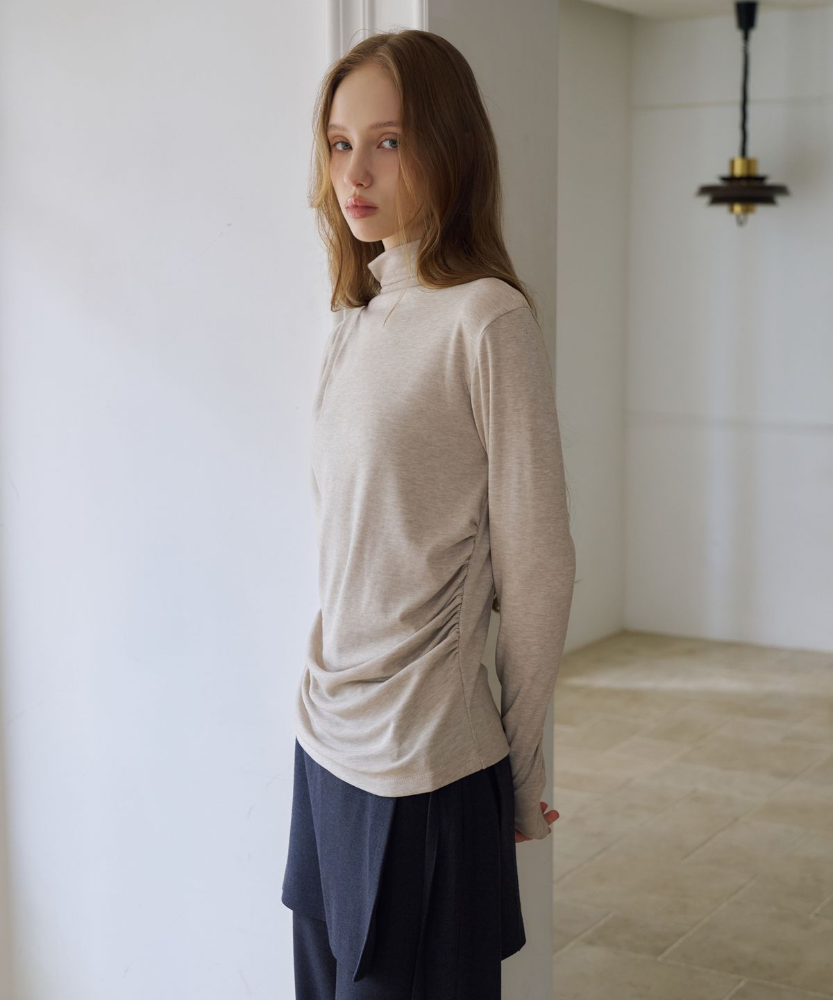 드헤베(DEHEVE) Draped Turtleneck T-Shirt [Beige]