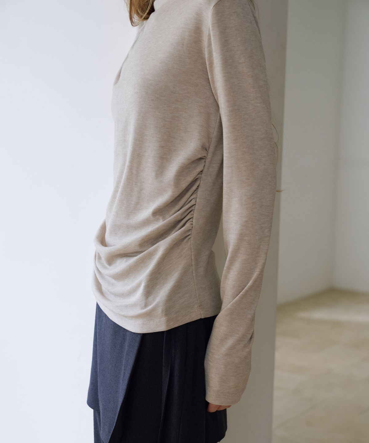 드헤베(DEHEVE) Draped Turtleneck T-Shirt [Beige]
