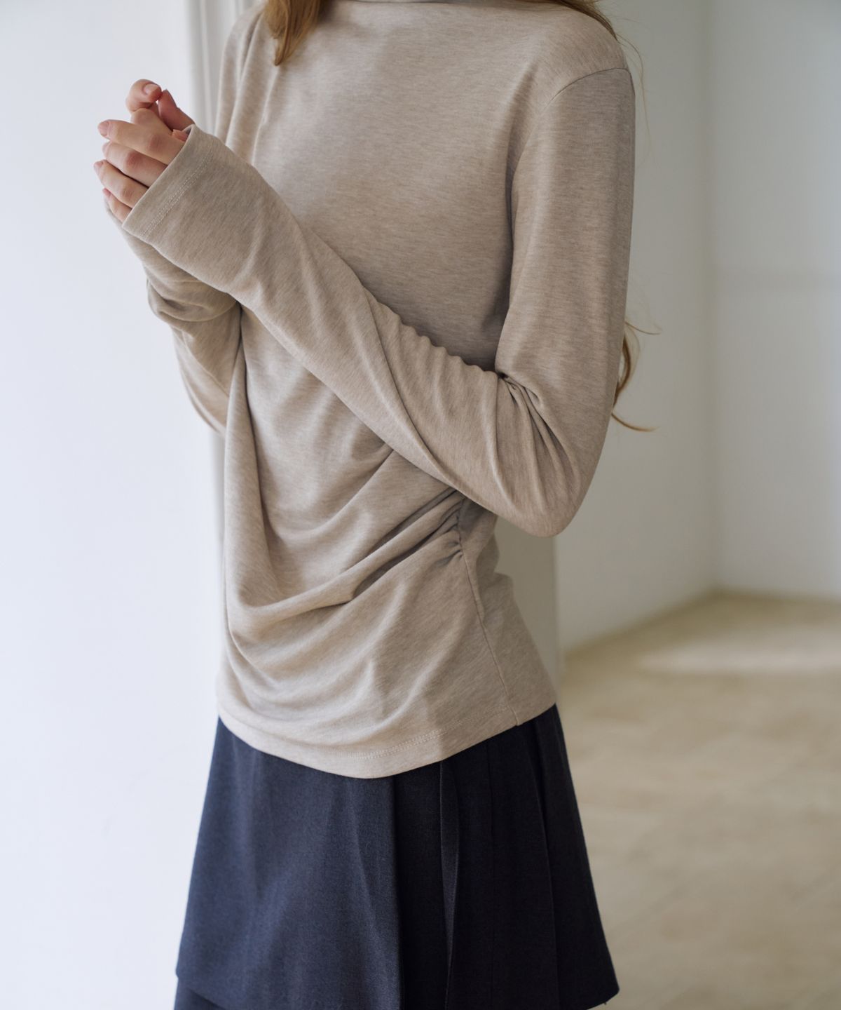 드헤베(DEHEVE) Draped Turtleneck T-Shirt [Beige]
