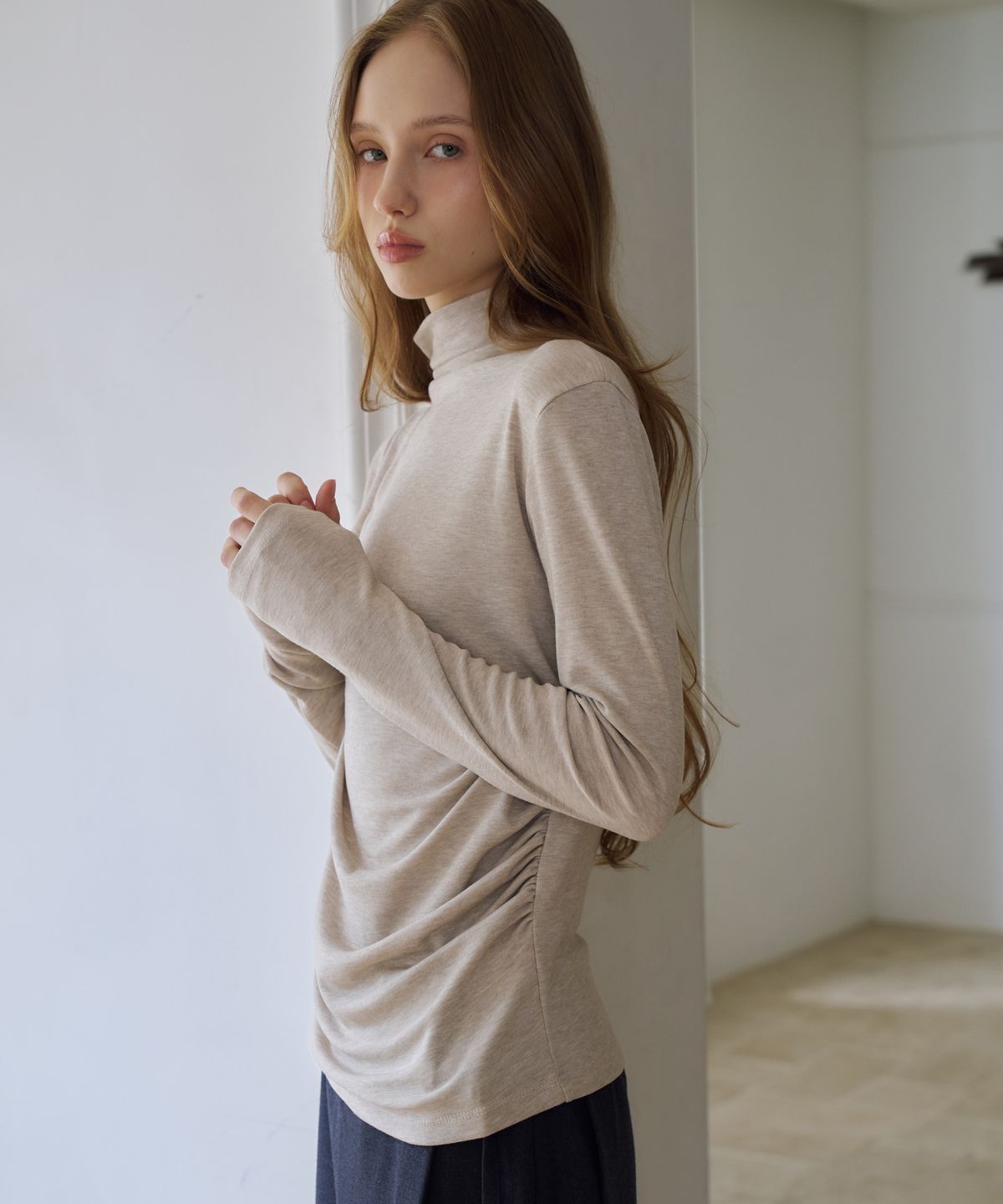 드헤베(DEHEVE) Draped Turtleneck T-Shirt [Beige]