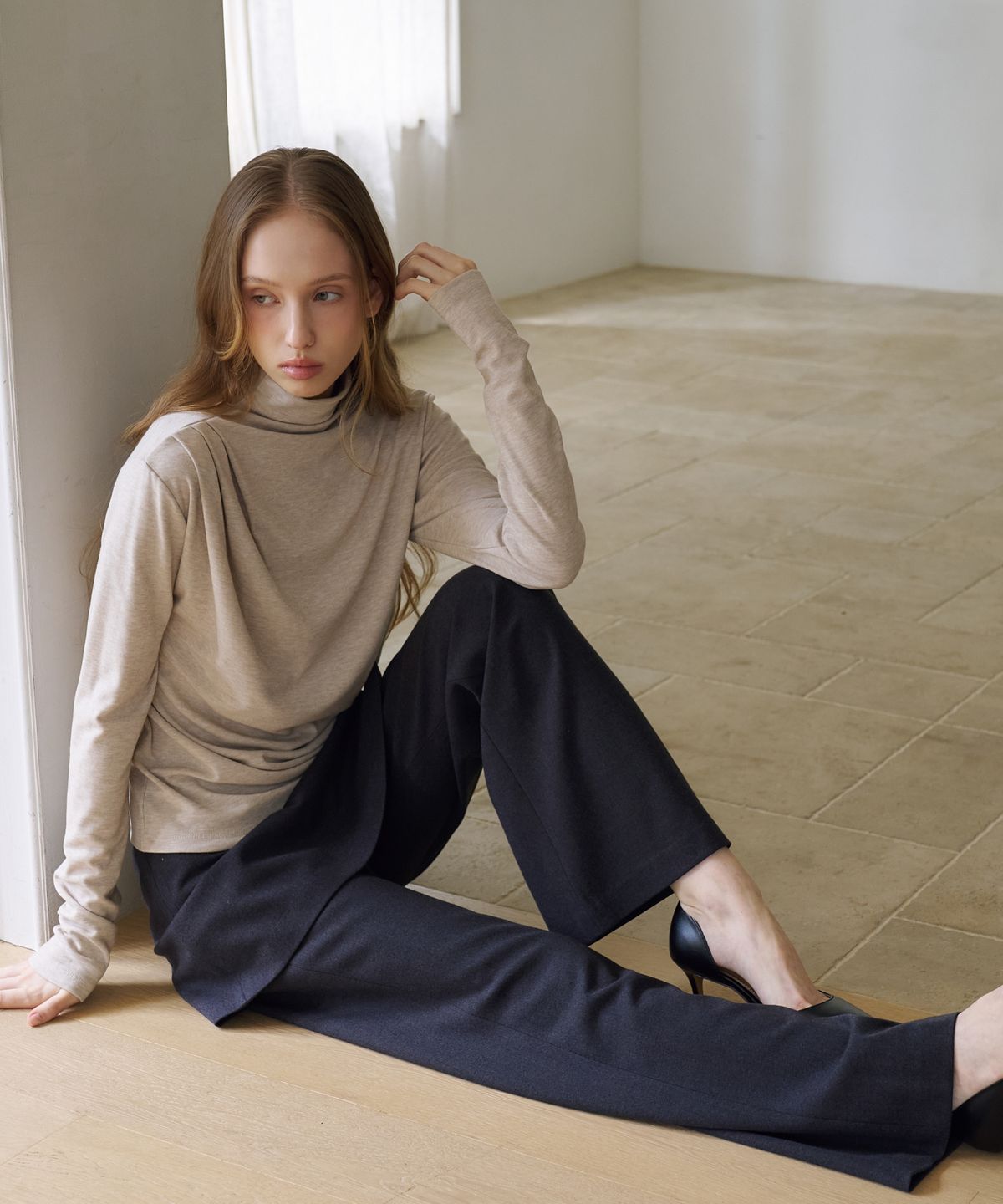 드헤베(DEHEVE) Draped Turtleneck T-Shirt [Beige]