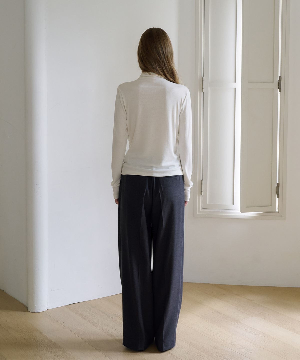 드헤베(DEHEVE) Draped Turtleneck T-Shirt [Ivory]