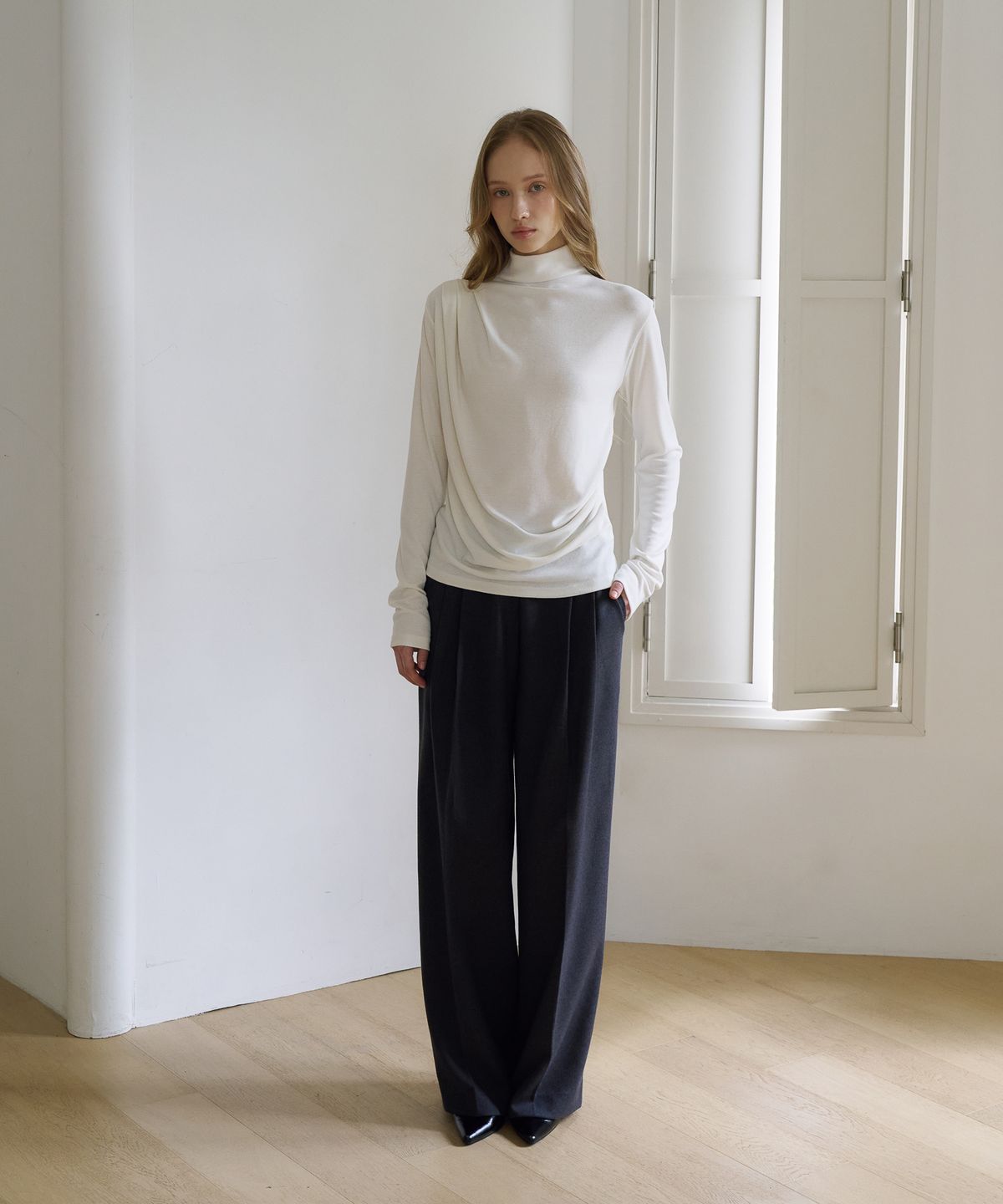 드헤베(DEHEVE) Draped Turtleneck T-Shirt [Ivory]