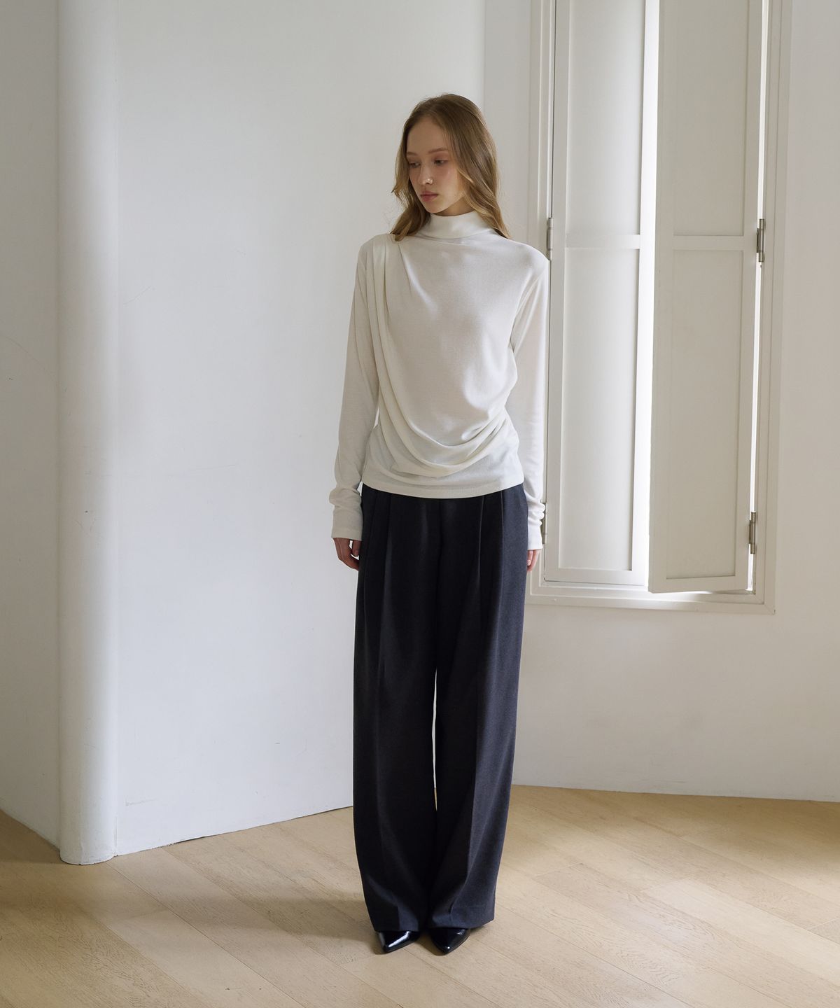 드헤베(DEHEVE) Draped Turtleneck T-Shirt [Ivory]