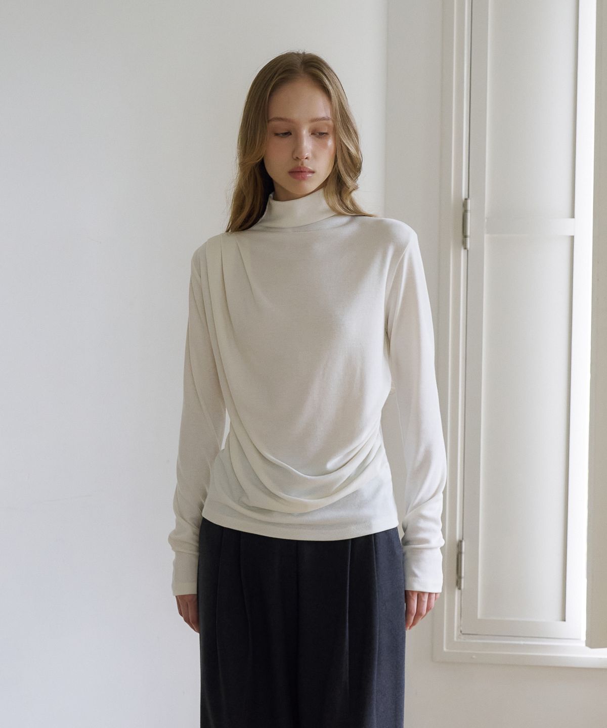 드헤베(DEHEVE) Draped Turtleneck T-Shirt [Ivory]