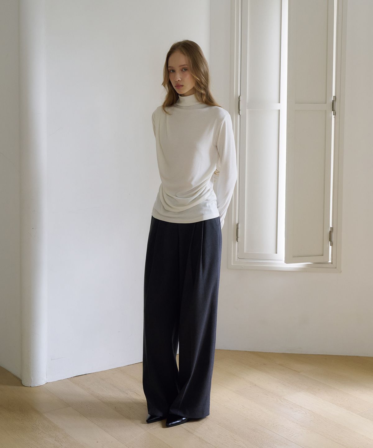 드헤베(DEHEVE) Draped Turtleneck T-Shirt [Ivory]