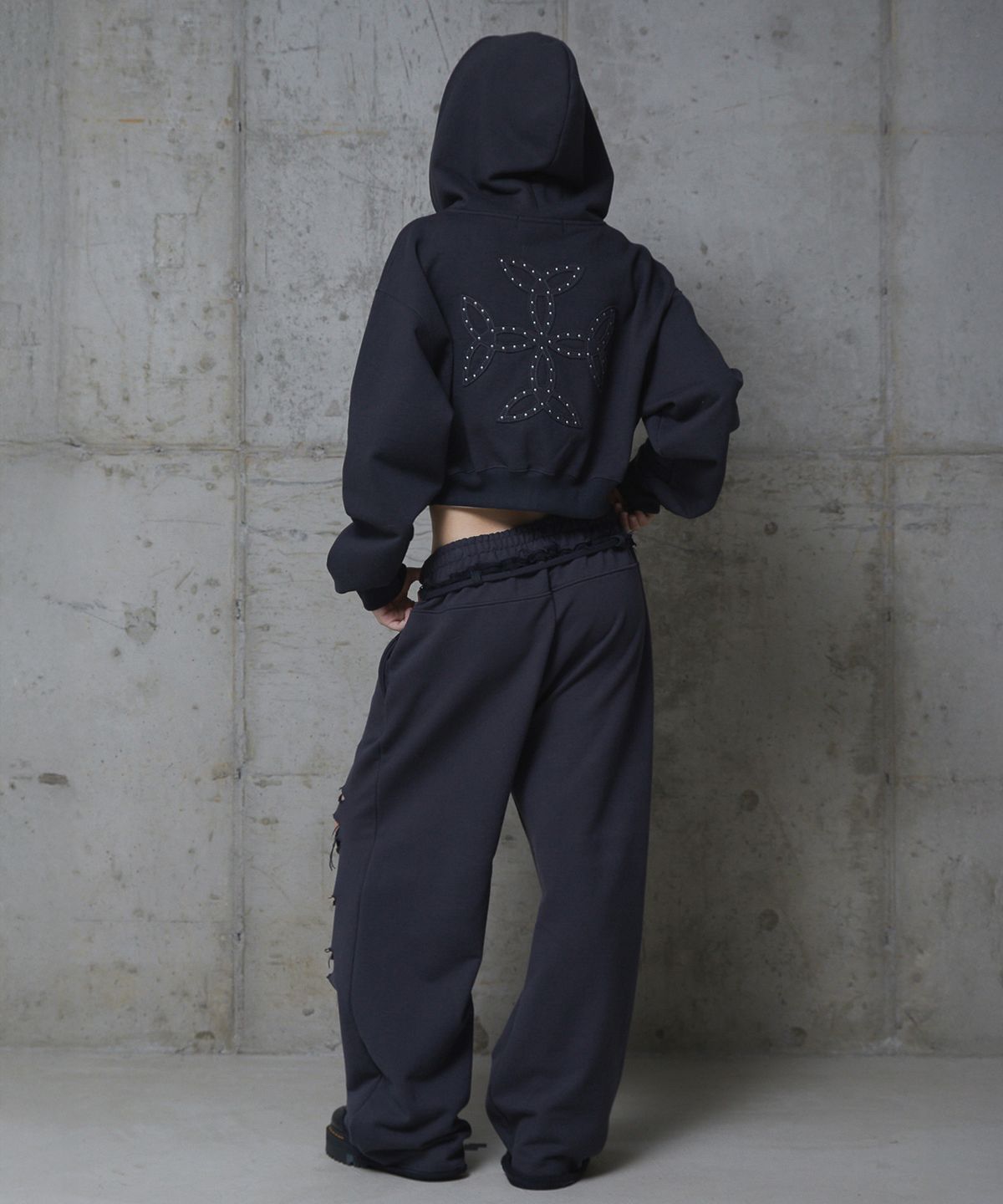 분트(VOONT) Faded Patch Hood Zip-Up (DARK GRAY)