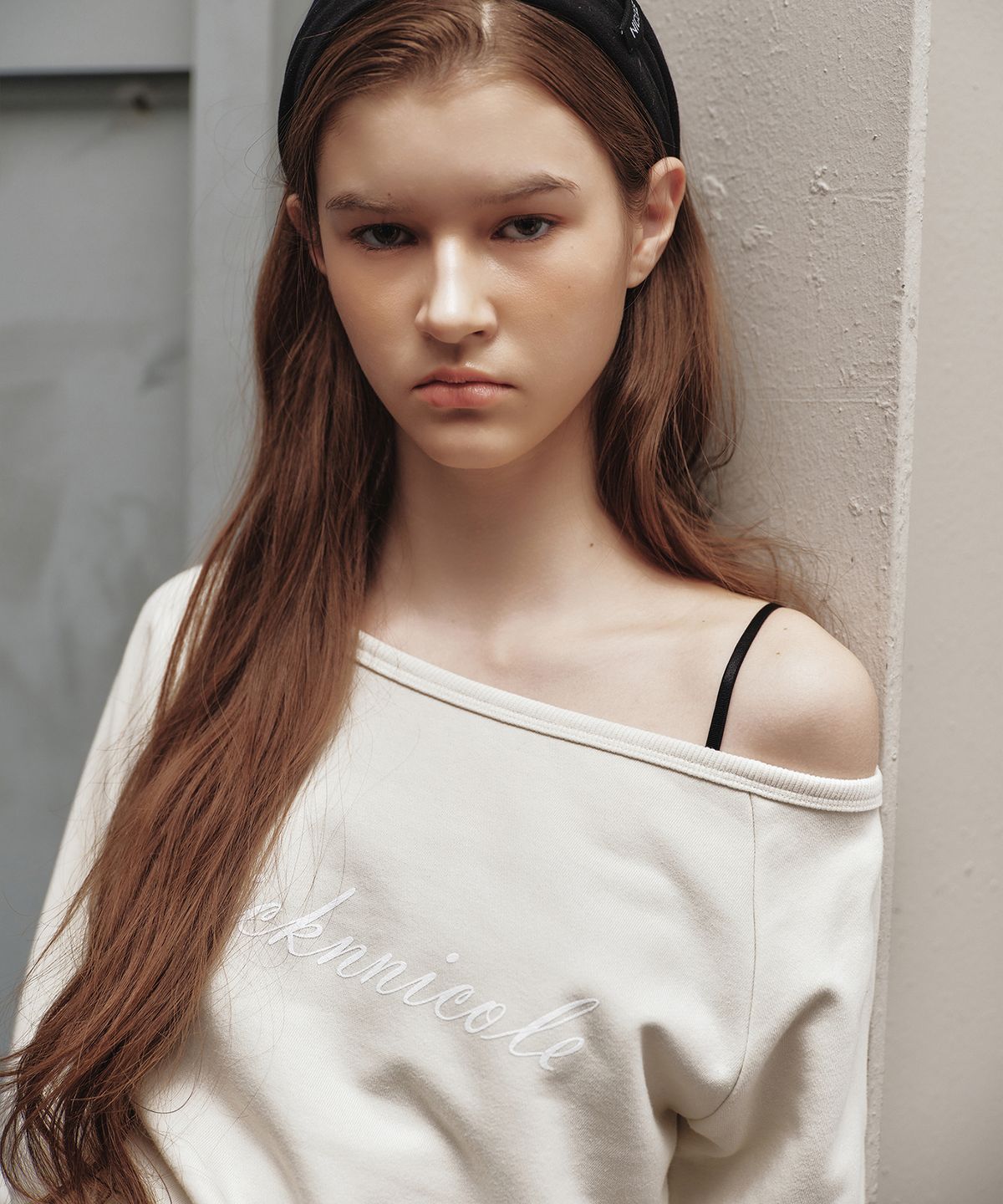 닉앤니콜(NICK&NICOLE) NICOLE SLIT SWEATSHIRT_CREAM