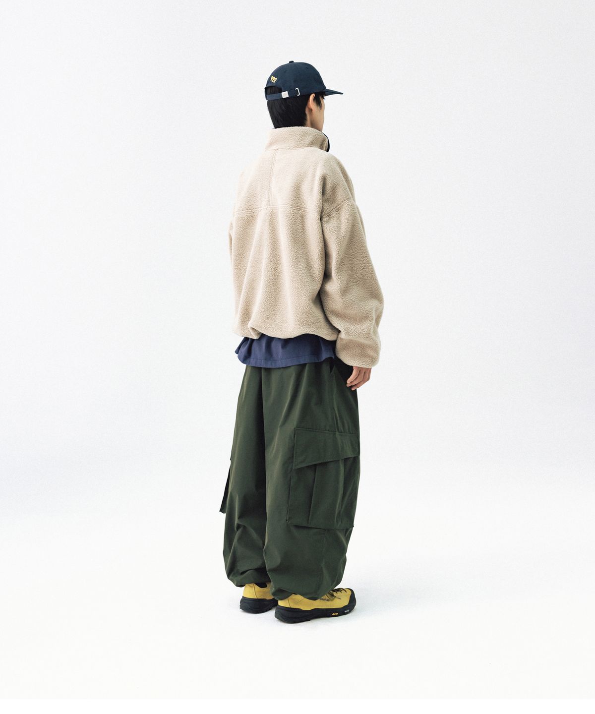 앵글런(ANGLAN) Diagonal Line Fleece Pullover - Beige