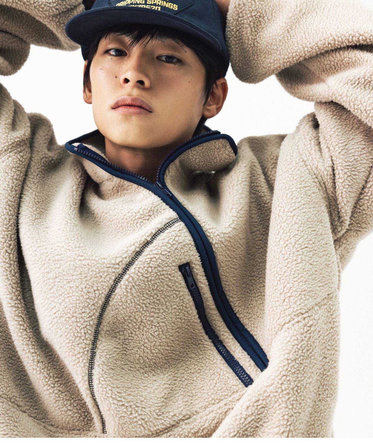 앵글런(ANGLAN) Diagonal Line Fleece Pullover - Beige