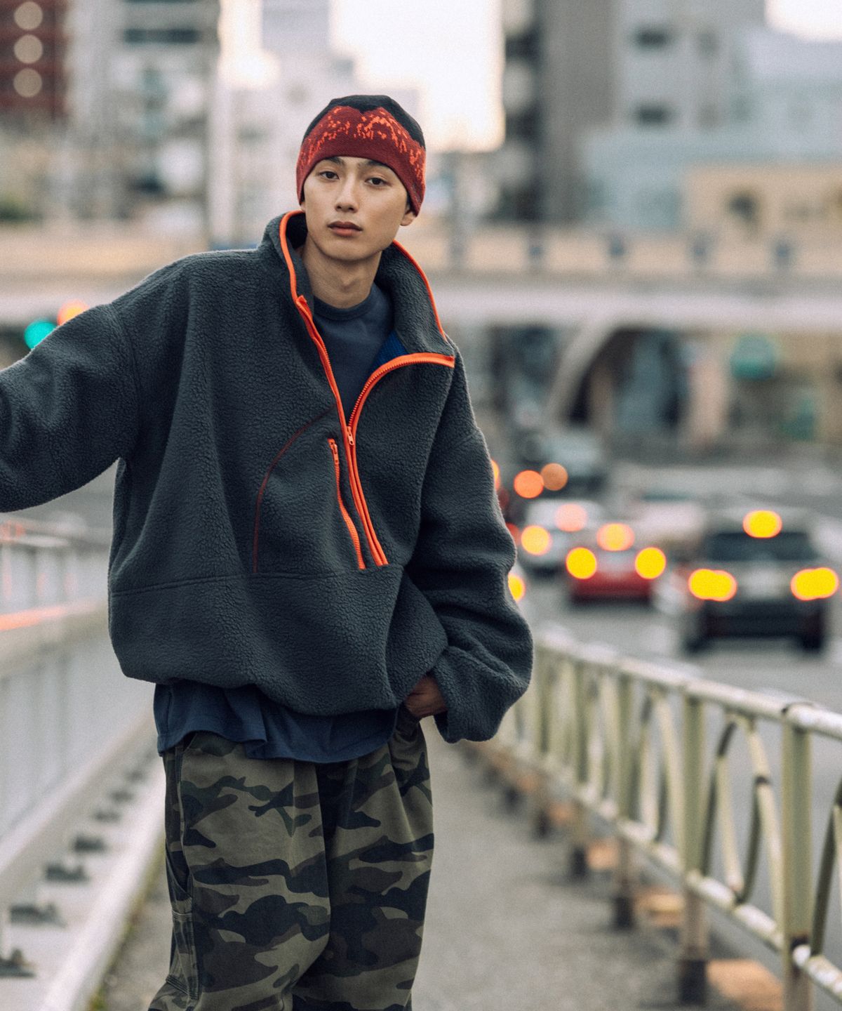 앵글런(ANGLAN) Diagonal Line Fleece Pullover - Beige