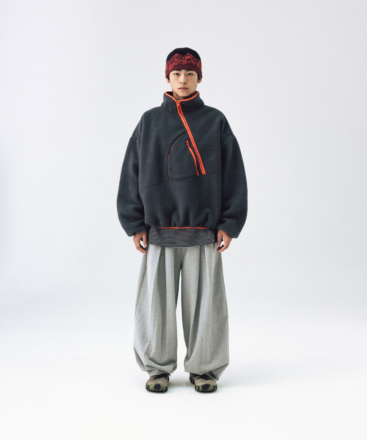 앵글런(ANGLAN) Diagonal Line Fleece Pullover - Charcoal